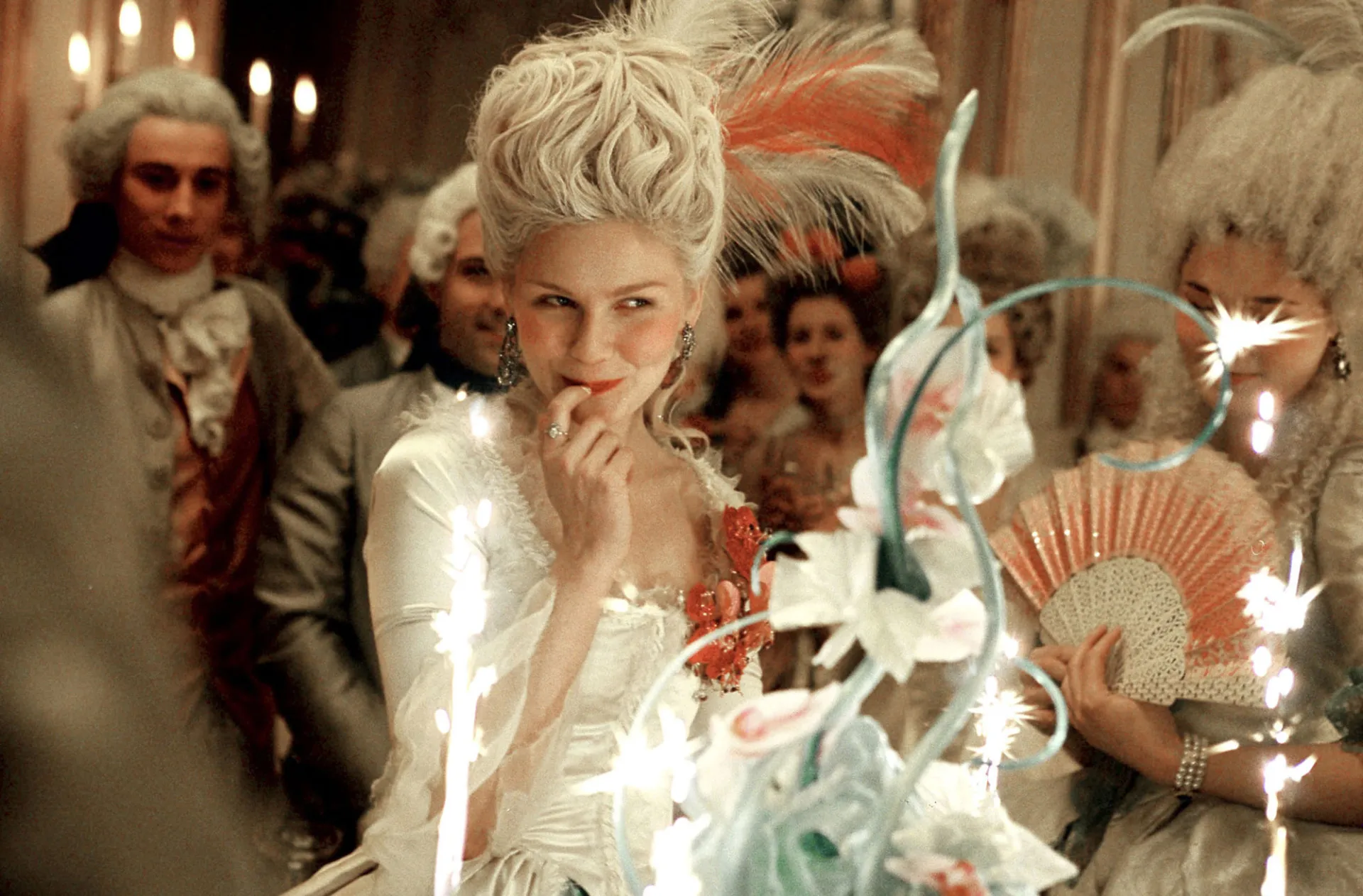 Kirsten Dunst como Maria Antonieta em meio a sapatos de época no filme de Sofia Coppola.