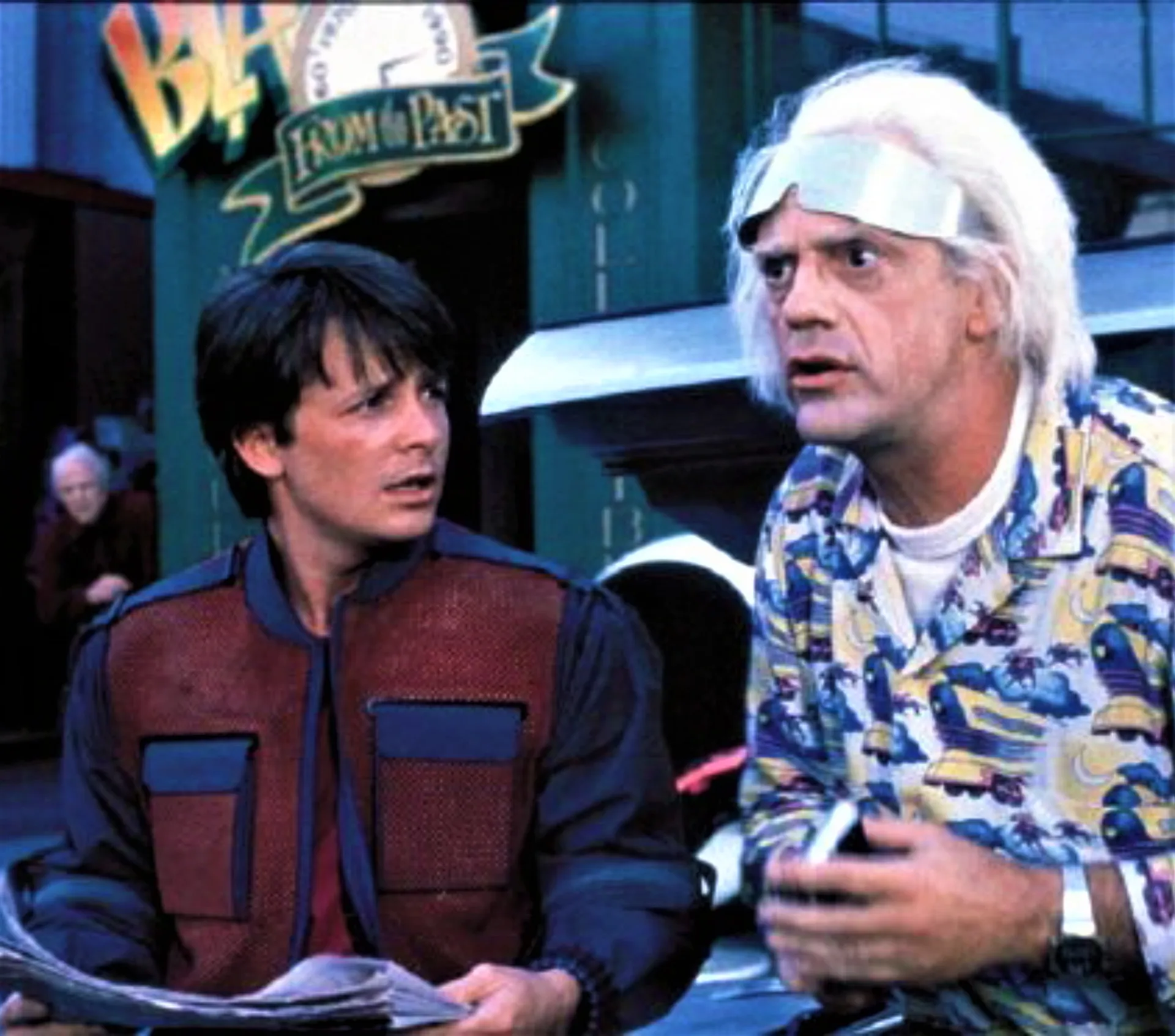 Marty McFly e o Dr. Emmett Brown ao lado do DeLorean em 'De Volta Para o Futuro'.