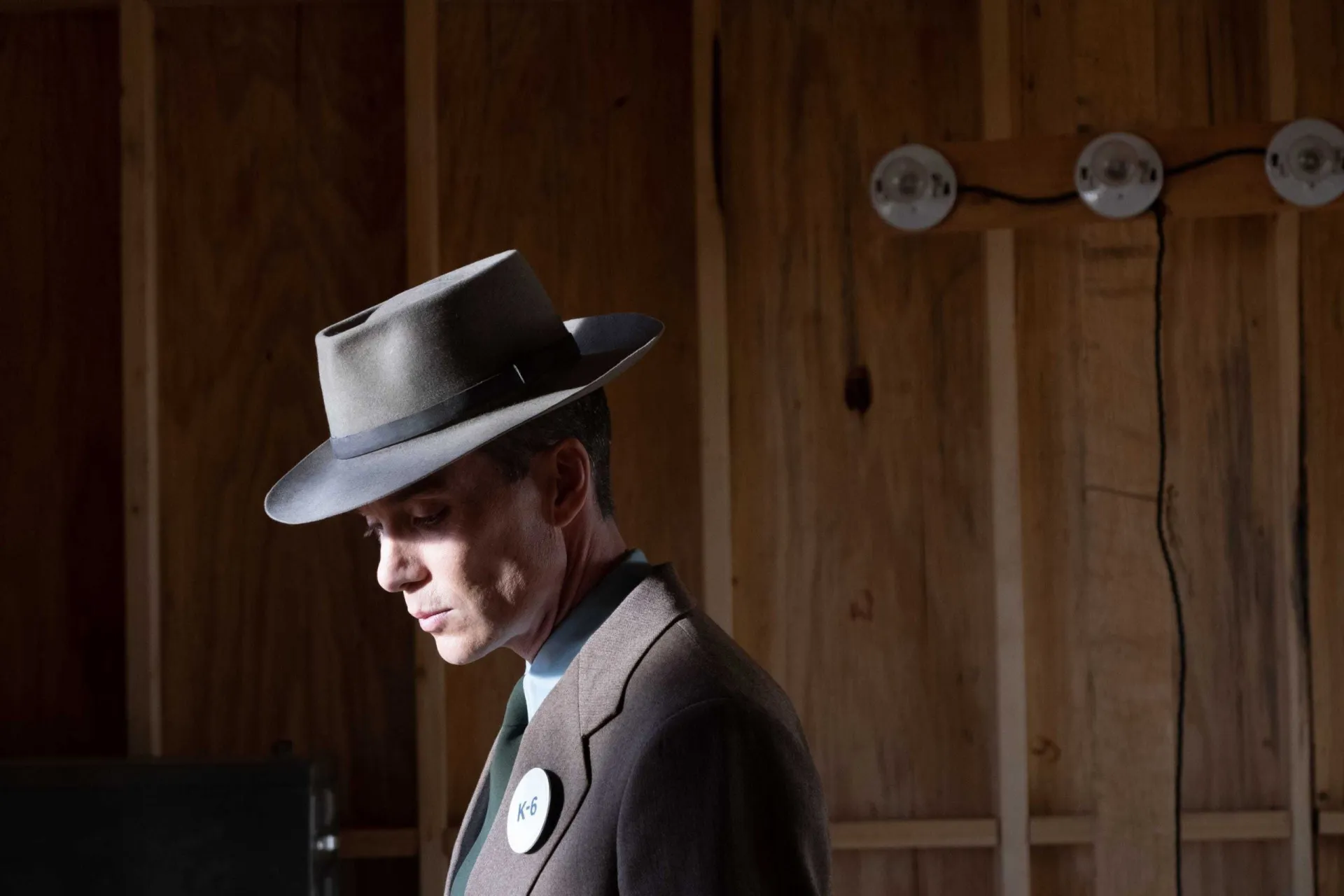 Cillian Murphy como J. Robert Oppenheimer discursando para uma multidão no filme.