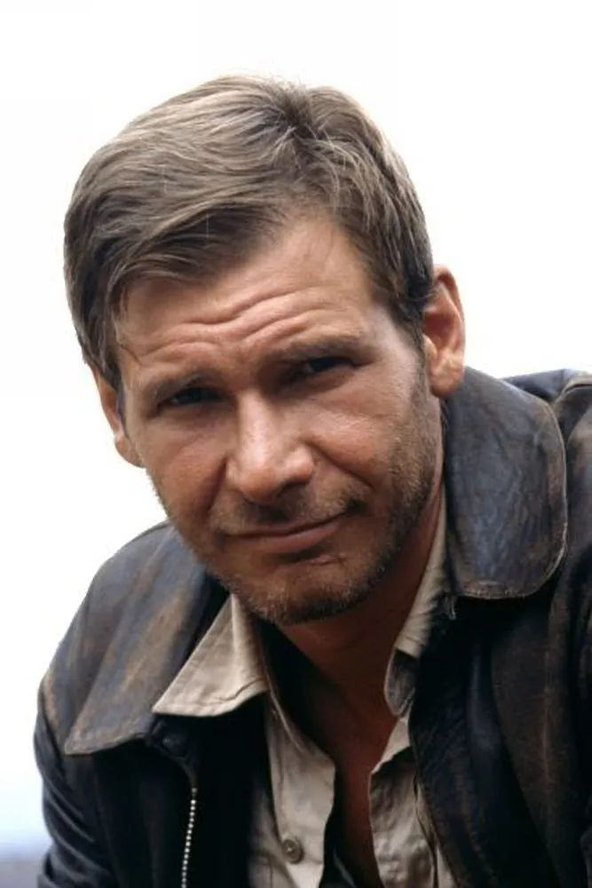 Harrison Ford como Indiana Jones, olhando para um mapa em uma de suas aventuras.