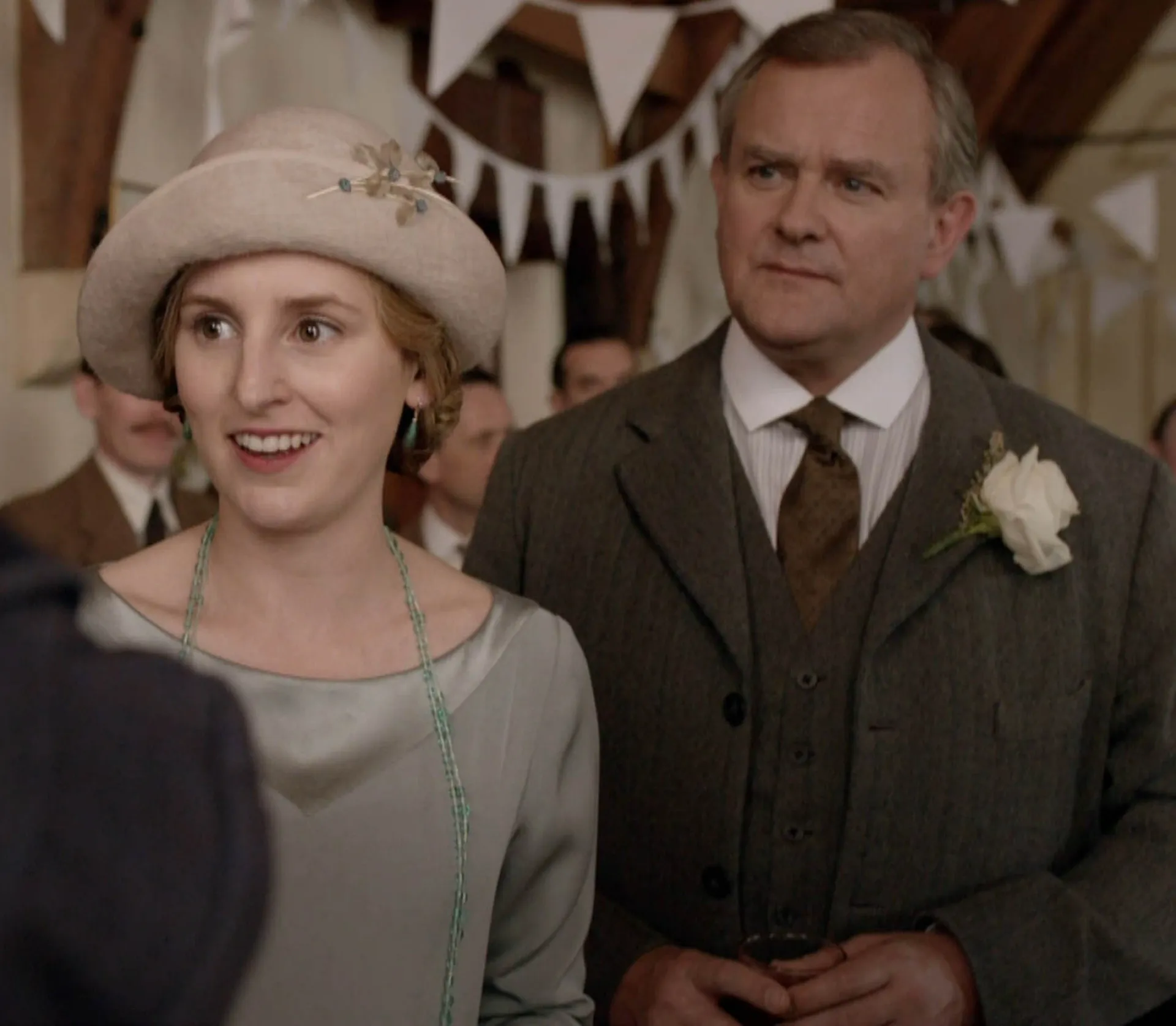 Foto promocional de 'Downton Abbey' onde uma garrafa de água de plástico aparece ao fundo.