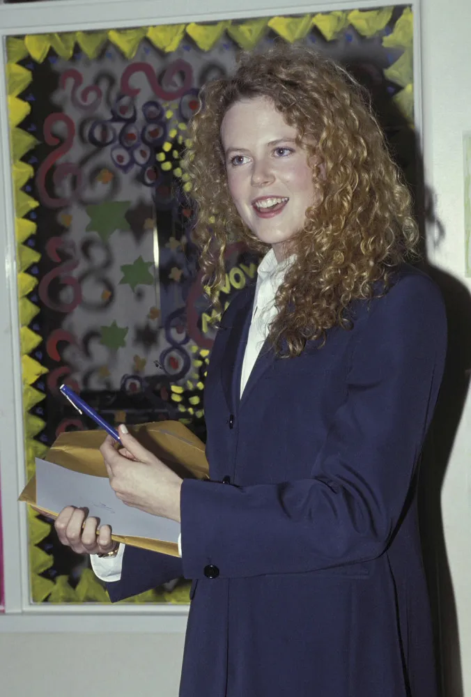 Nicole Kidman em 1991, mantendo seus cachos naturais e usando um blazer, uma de suas peças favoritas na época.