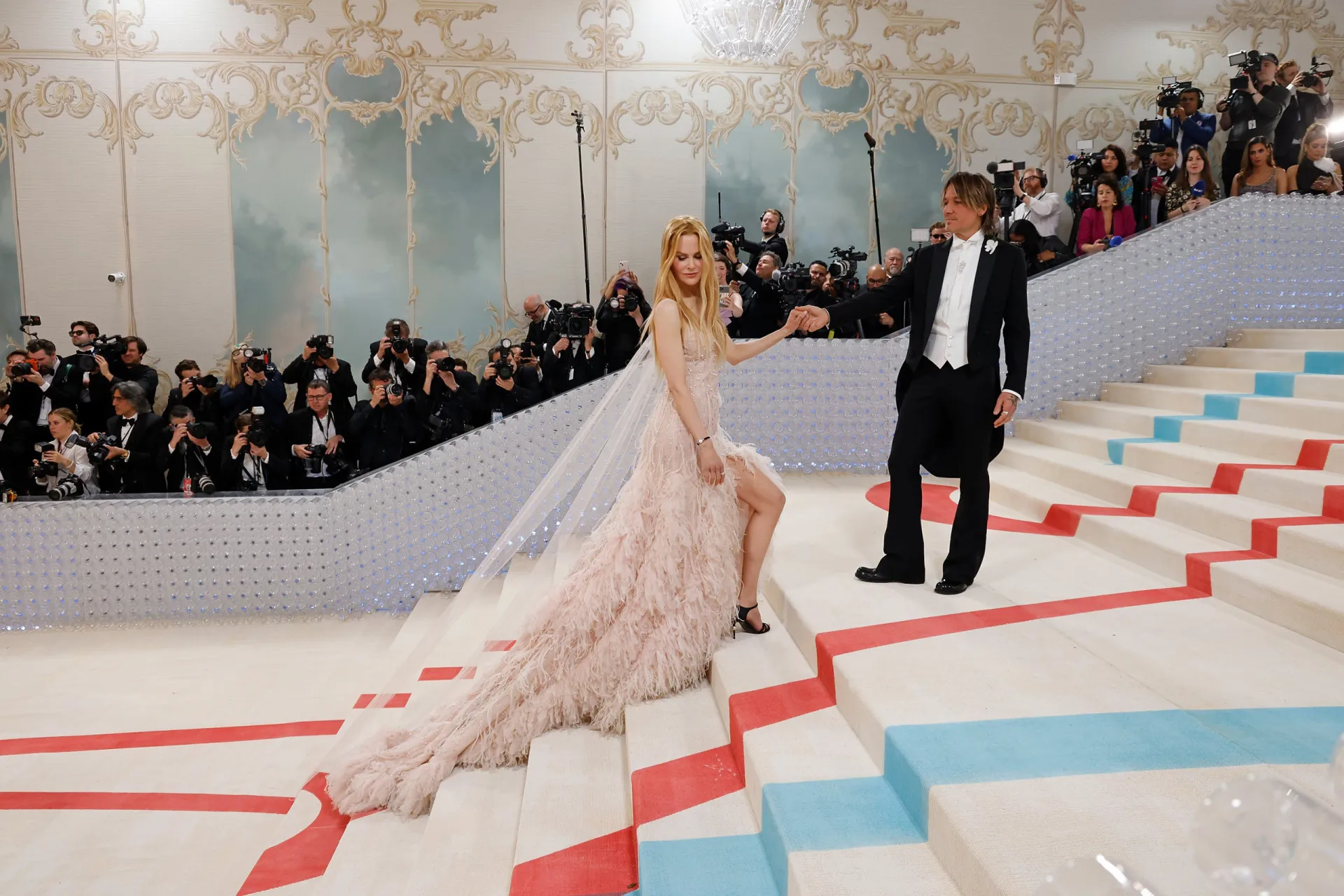 Nicole Kidman no Met Gala de 2023, usando o mesmo vestido do comercial da Chanel No. 5 de 2004.