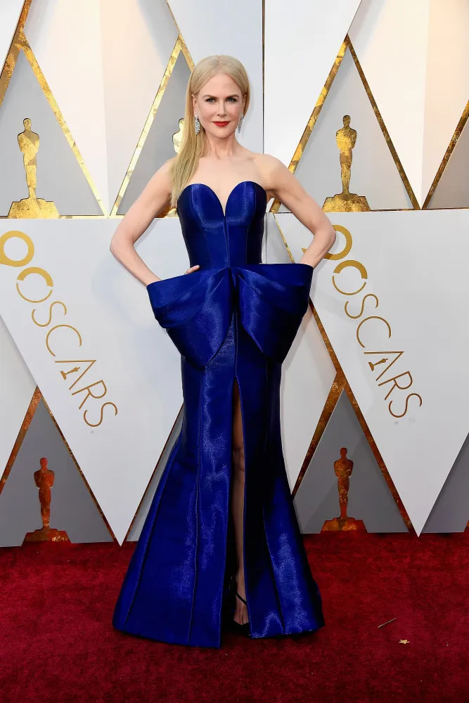 Nicole Kidman no Oscar de 2018, usando um chamativo vestido de seda azul com um grande laço.