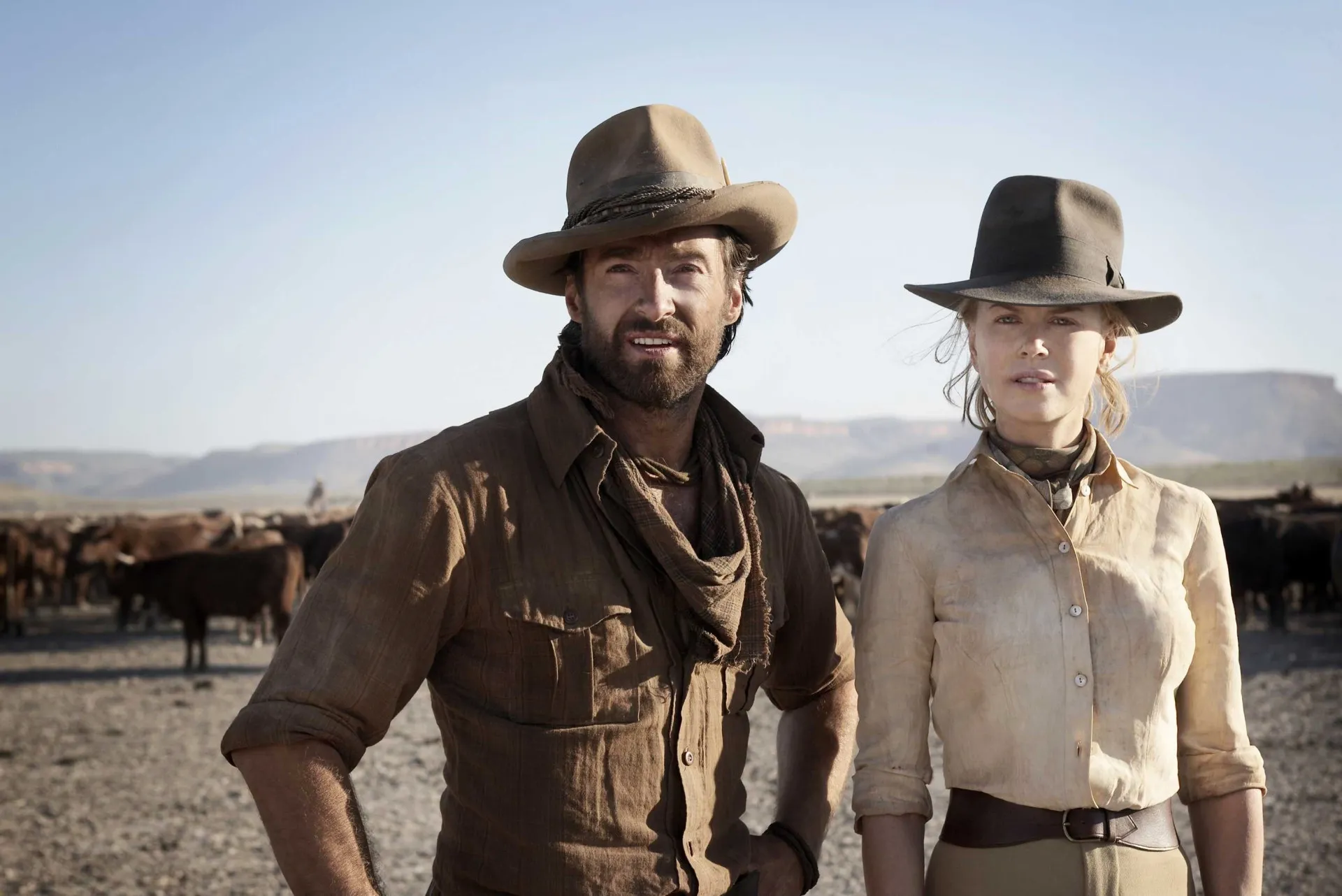 Nicole Kidman no filme 'Austrália', com cabelo loiro curto e um visual de cowgirl ao lado de Hugh Jackman.