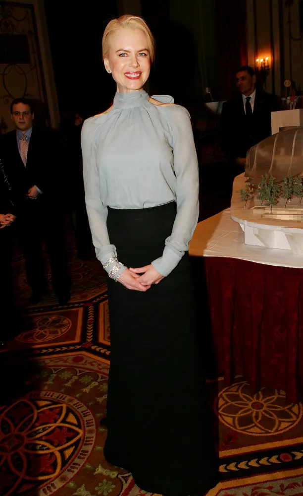 Nicole Kidman em 2006 usando um traje elegante e de bom gosto em um evento.