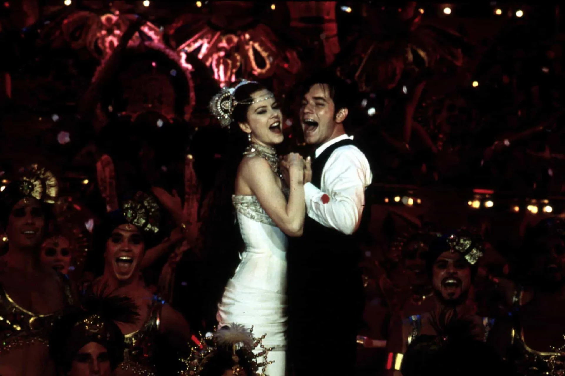 Nicole Kidman como a personagem Satine em 'Moulin Rouge!', com cabelos vermelhos vibrantes e figurino de cabaré.