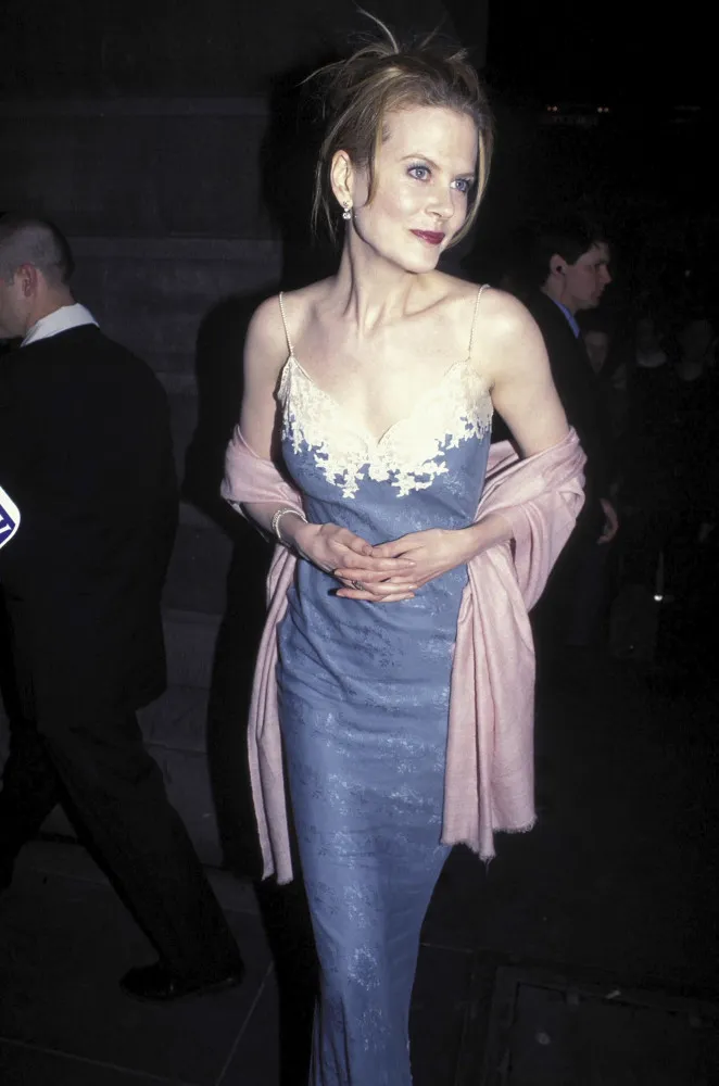 Nicole Kidman em 1998 usando um vestido que se assemelhava a uma camisola, um estilo comum na época.