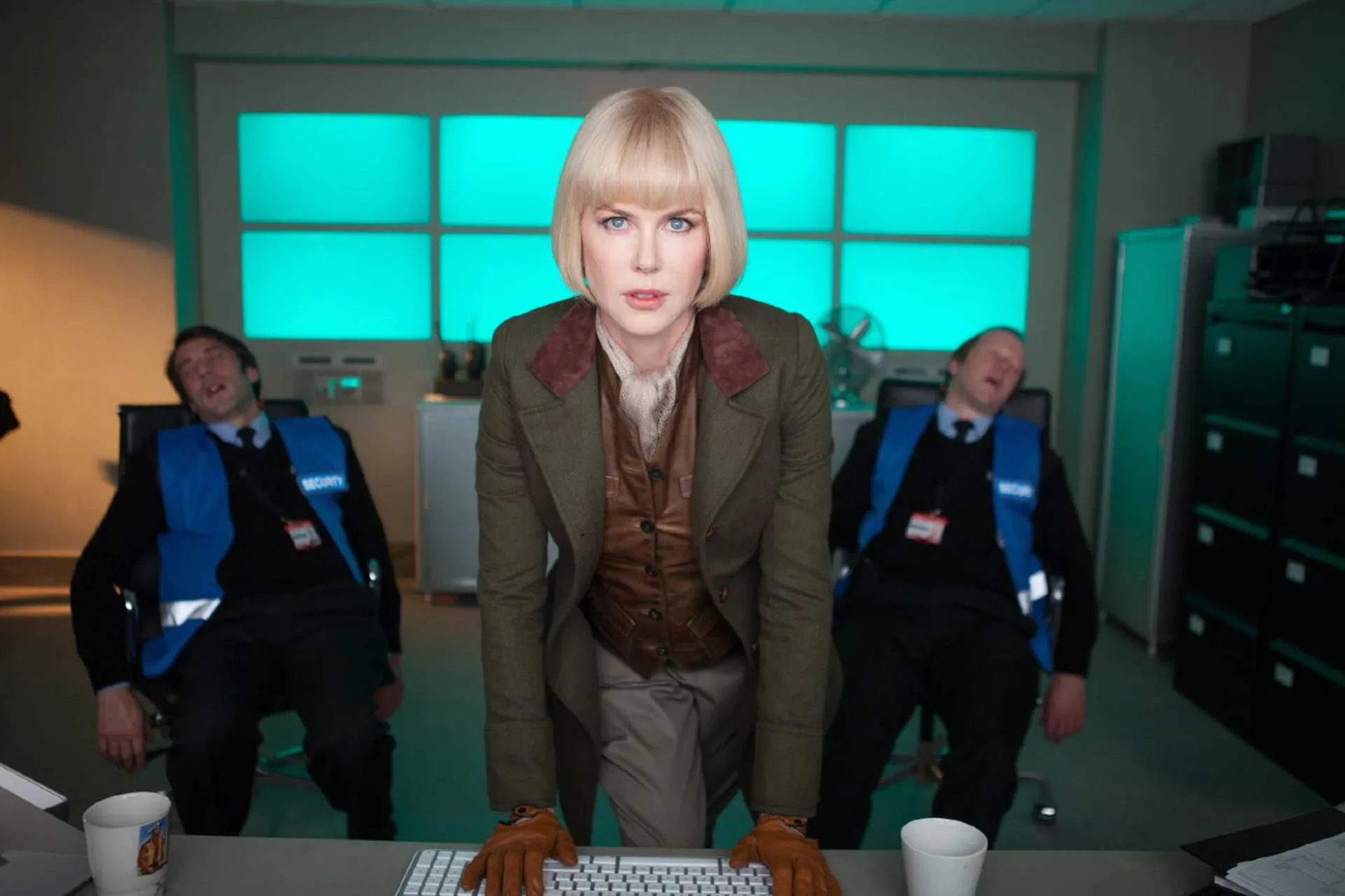 Nicole Kidman com um corte bob loiro e visual afiado para seu papel em 'Paddington'.