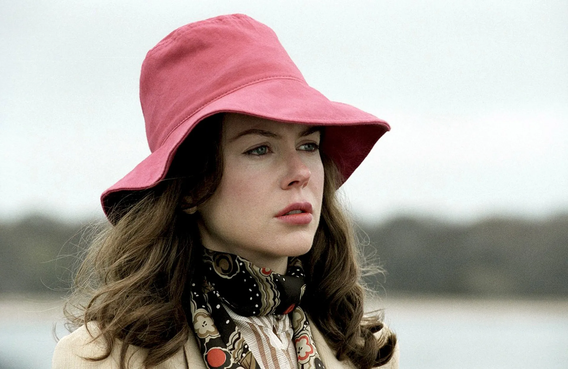 Nicole Kidman no filme 'Margot e o Casamento' de 2007, com cabelo castanho e um chapéu rosa.