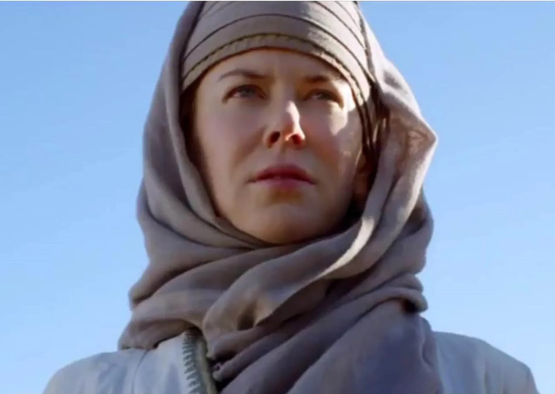 Nicole Kidman como Gertrude Bell em 'Queen of the Desert', com cabelo loiro e lenços na cabeça.