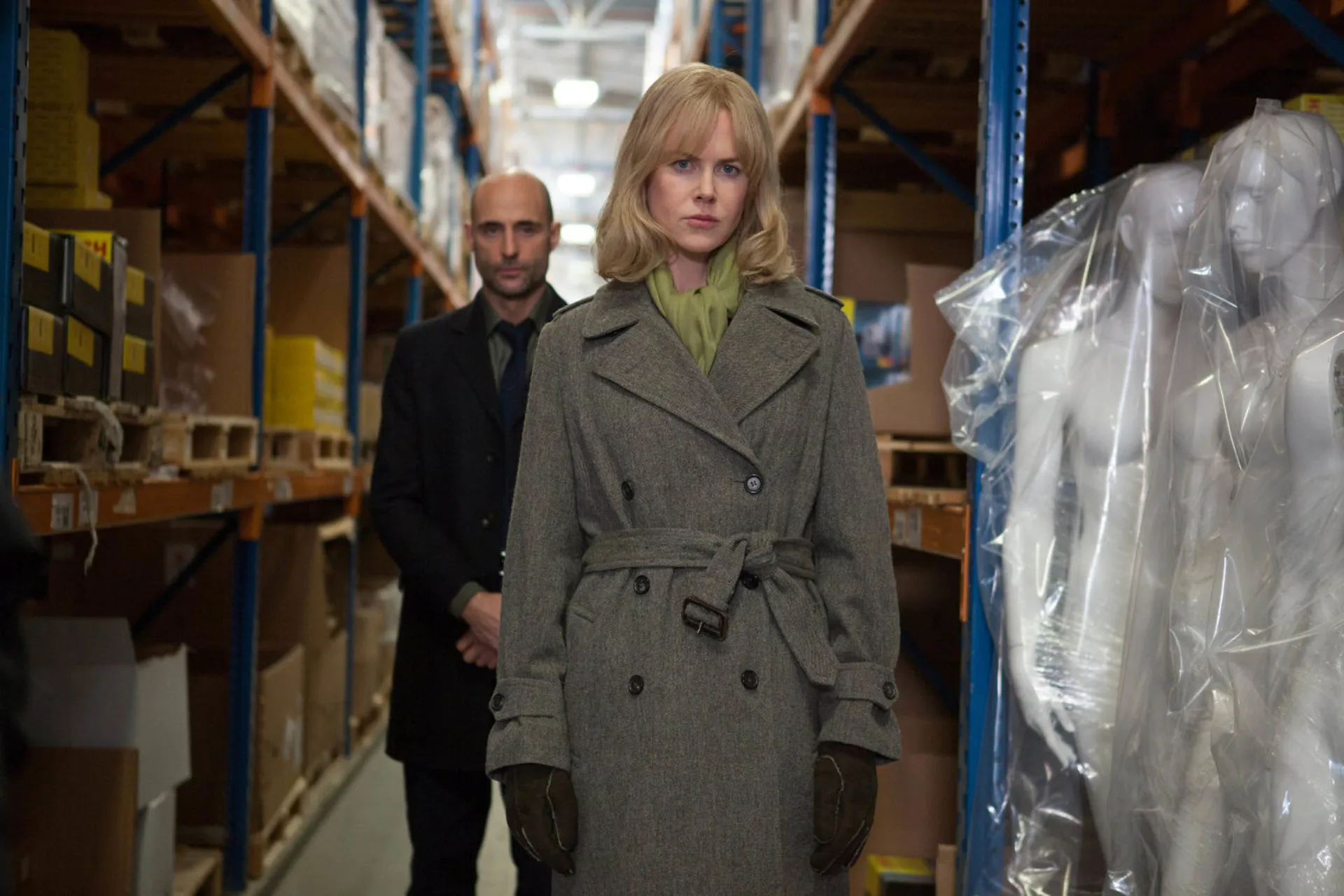 Nicole Kidman no thriller 'Antes de Dormir', com cabelo loiro bagunçado e roupas sóbrias.