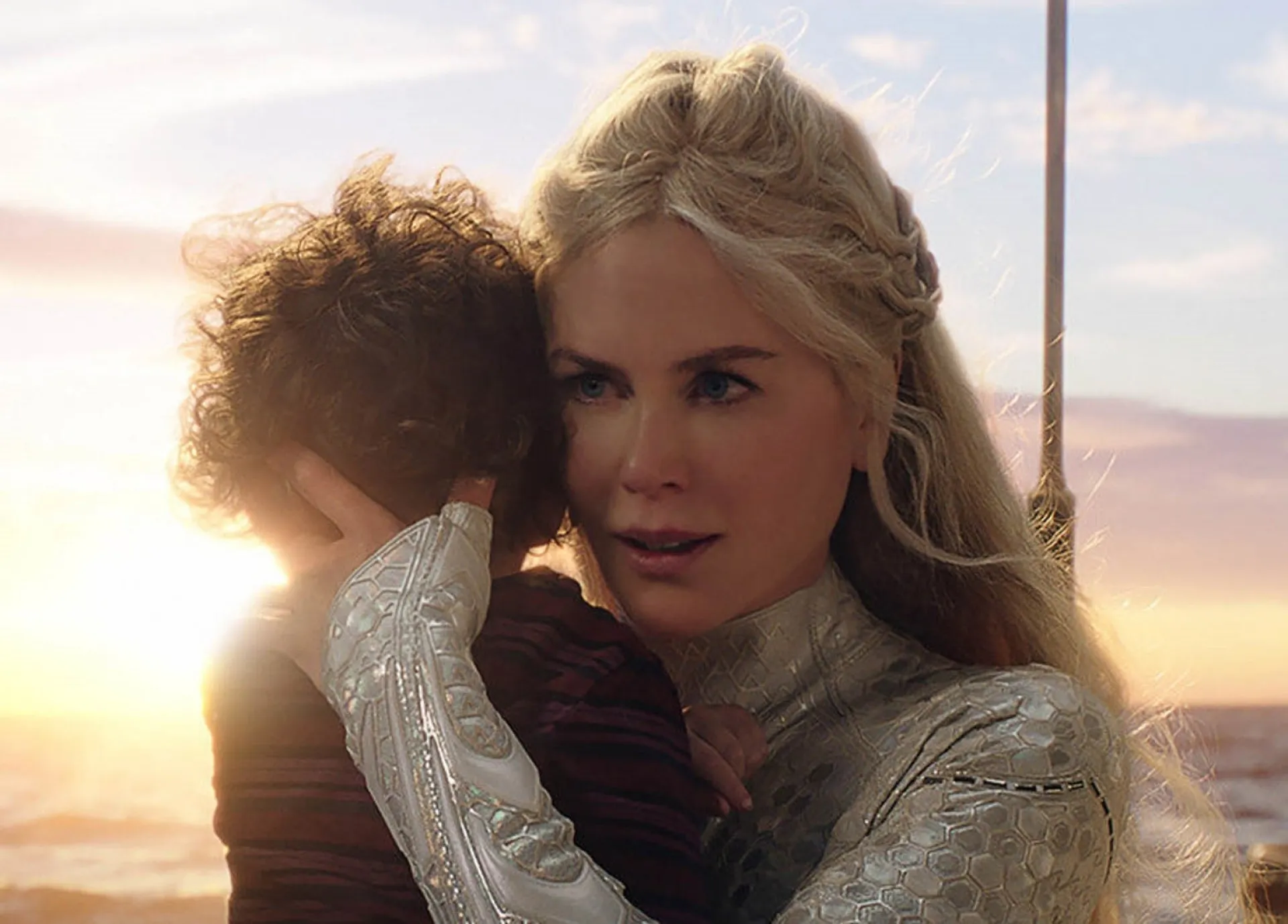 Nicole Kidman no filme 'Aquaman', com cabelos loiros esvoaçantes e um traje prateado justo.