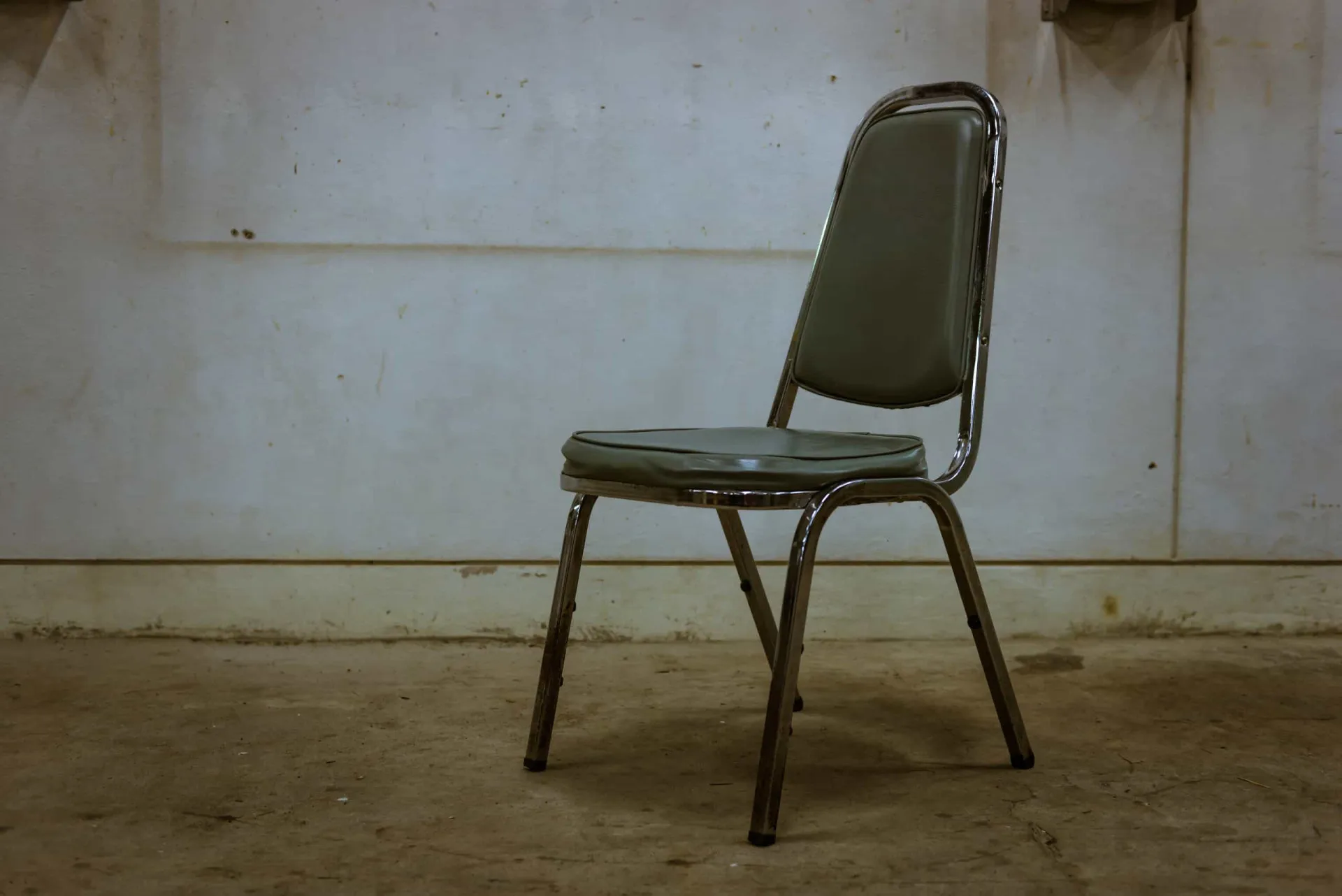 Interior de um quarto escuro e vazio, representando o horror minimalista da NoEnd House.