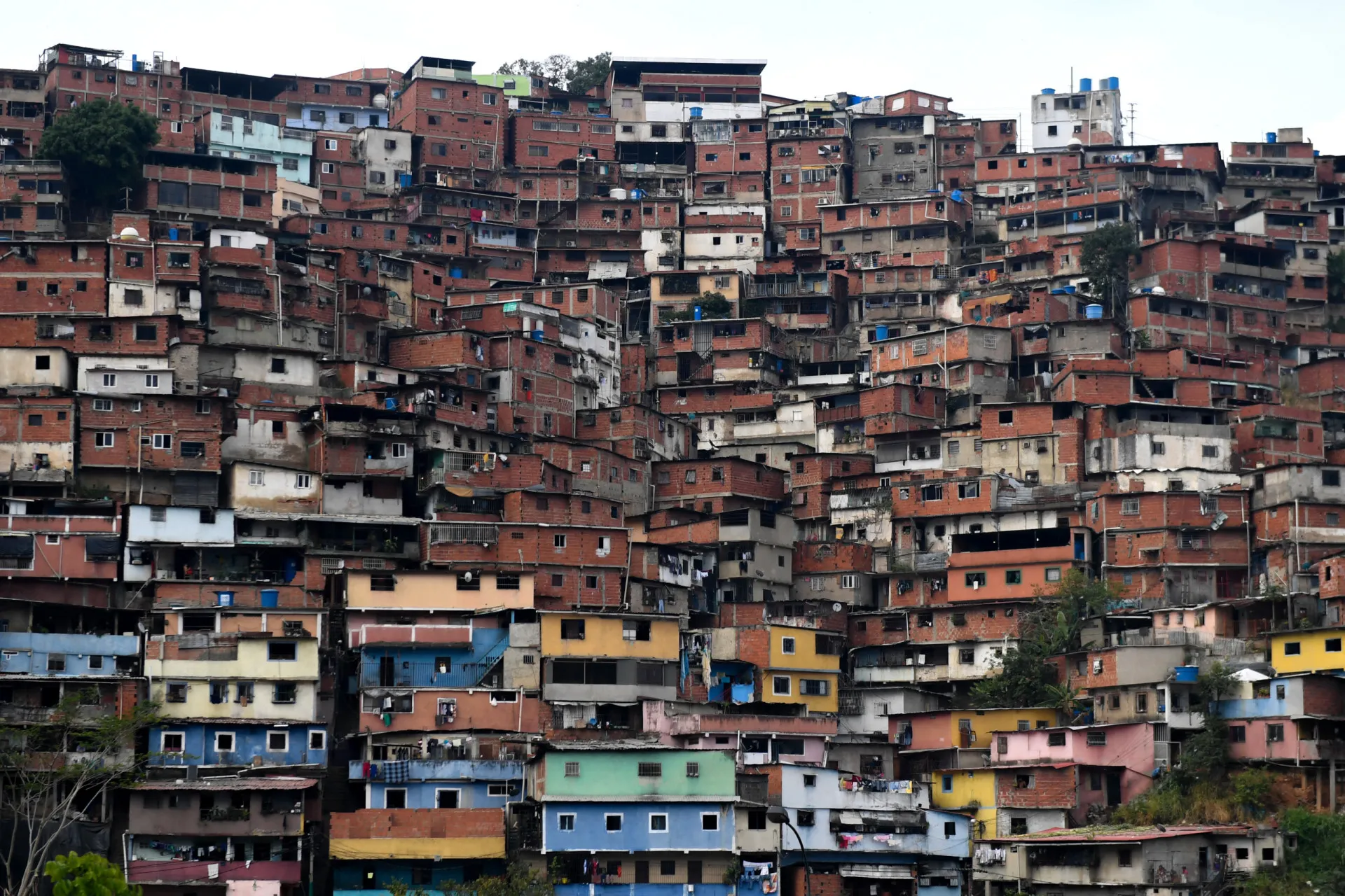 Vista das colinas de Petare, em Caracas, com casas de tijolos vermelhos cobrindo toda a paisagem.