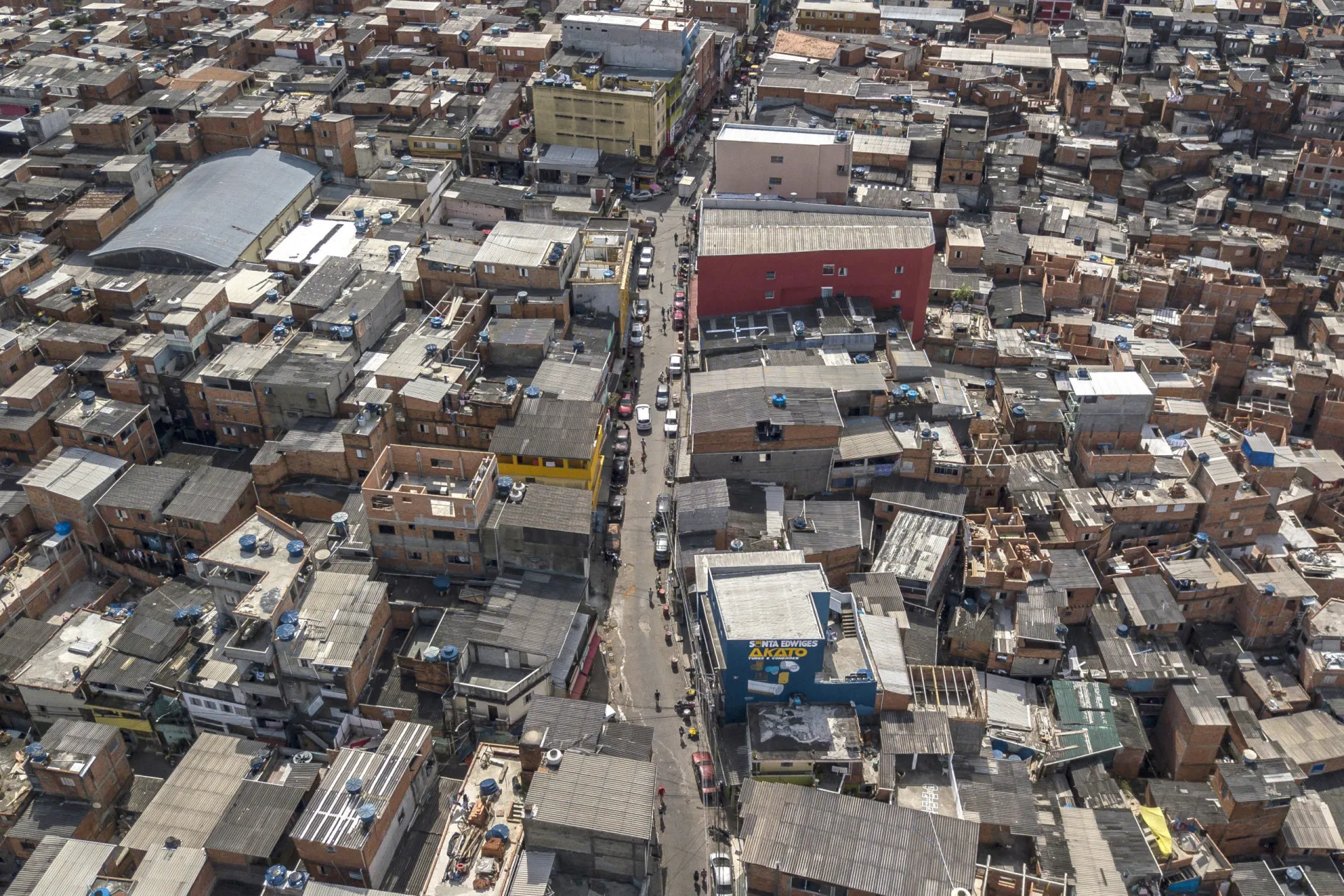 Ruas movimentadas de Paraisópolis, com comércios locais e um grande fluxo de pessoas.
