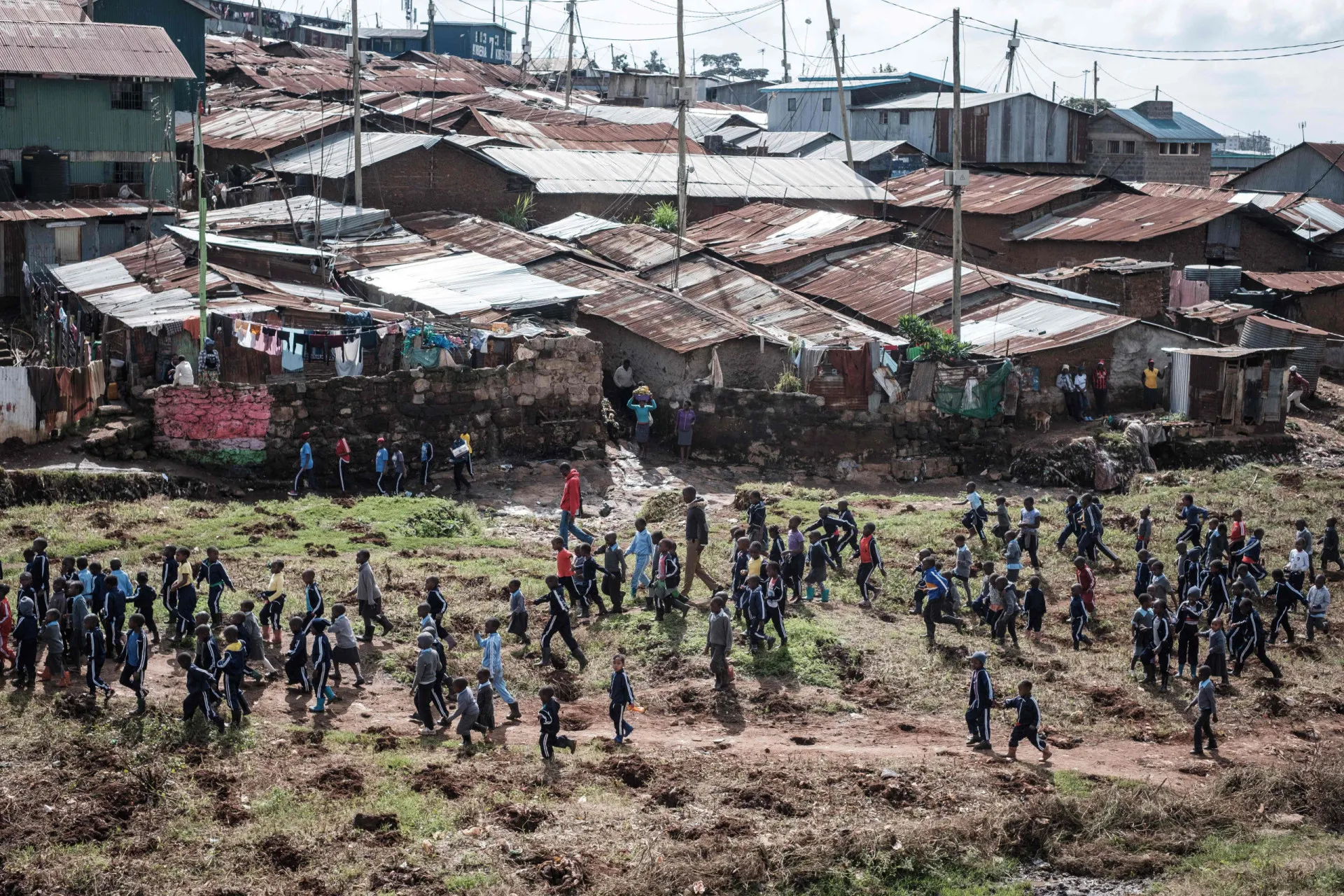 Vista aérea de Kibera, em Nairóbi, mostrando uma imensa extensão de telhados de zinco.