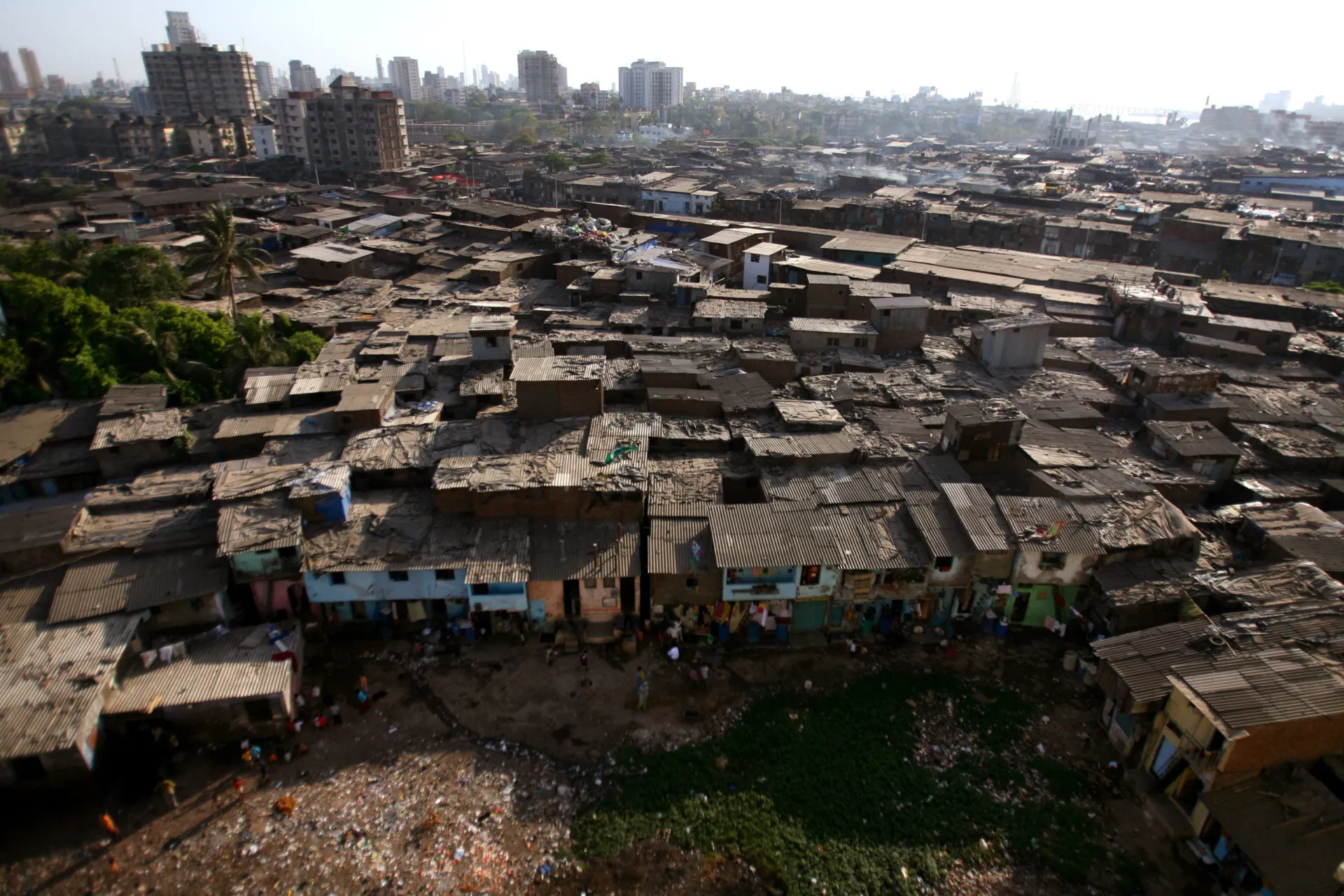 Trabalhadores em uma pequena indústria de reciclagem dentro da favela de Dharavi, em Mumbai.