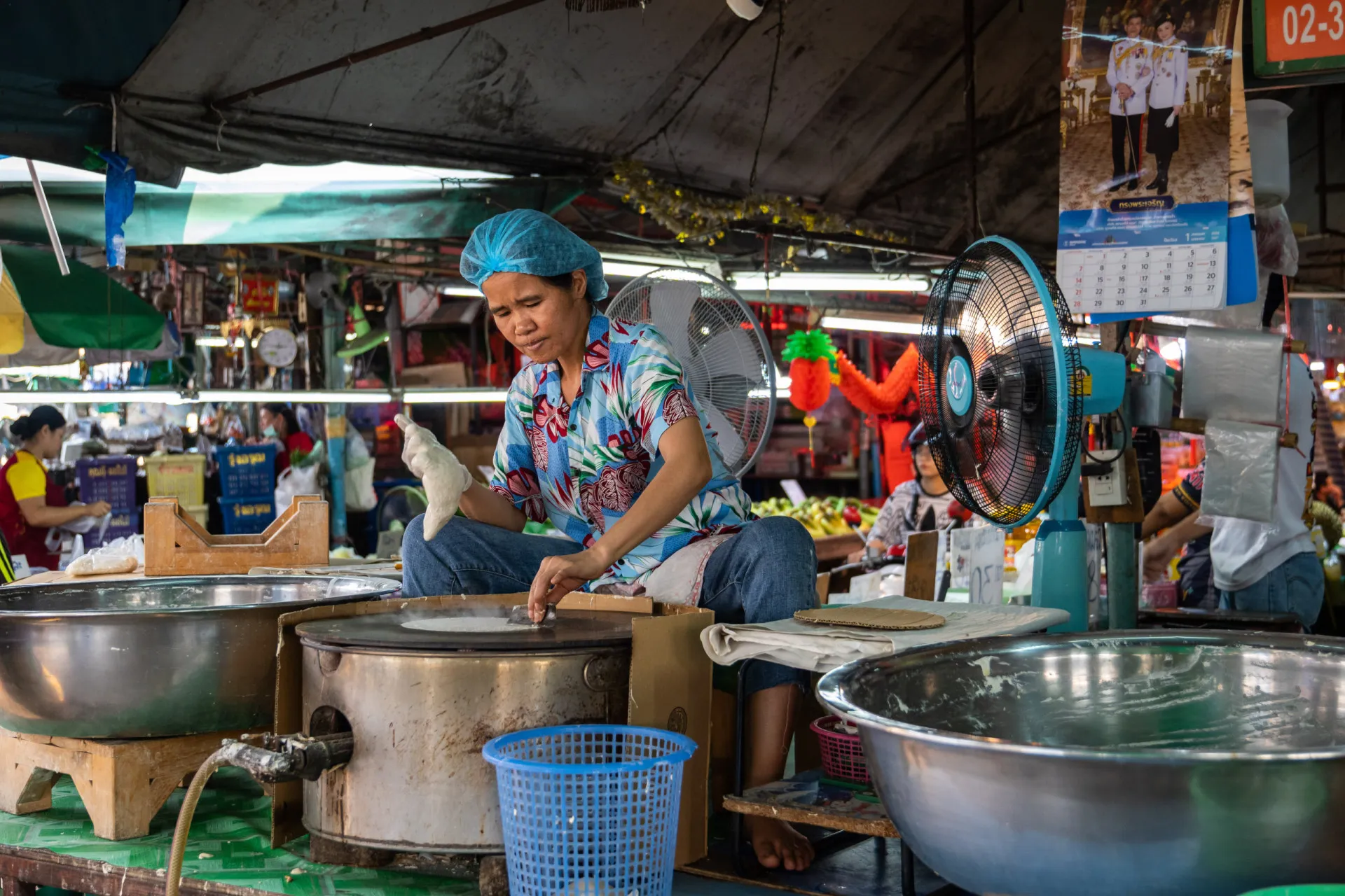 Vista das moradias precárias de Khlong Toei, construídas muito próximas umas das outras.