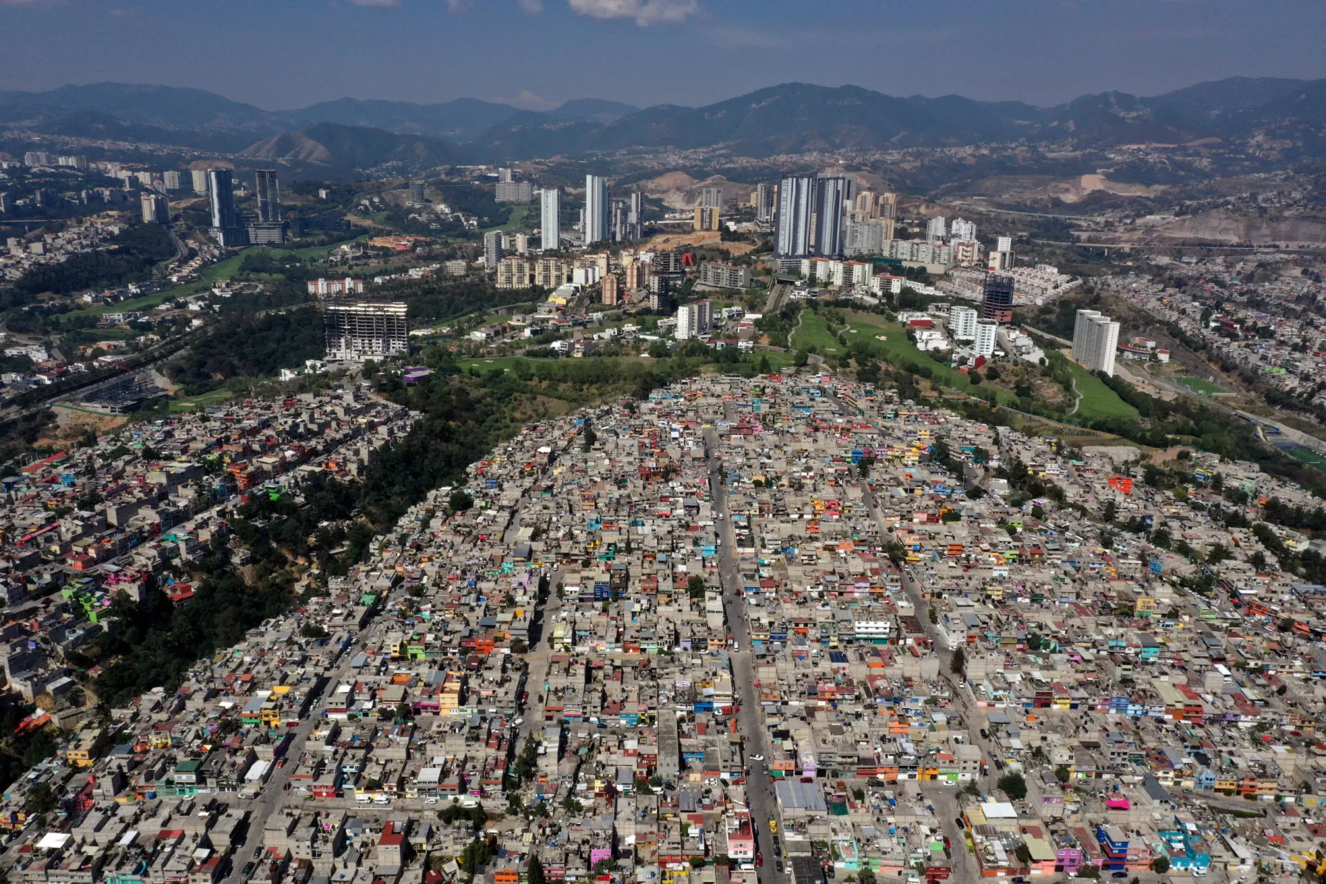 Vista aérea de Neza-Chalco-Itza, na Cidade do México, mostrando uma vasta extensão de casas uniformes.