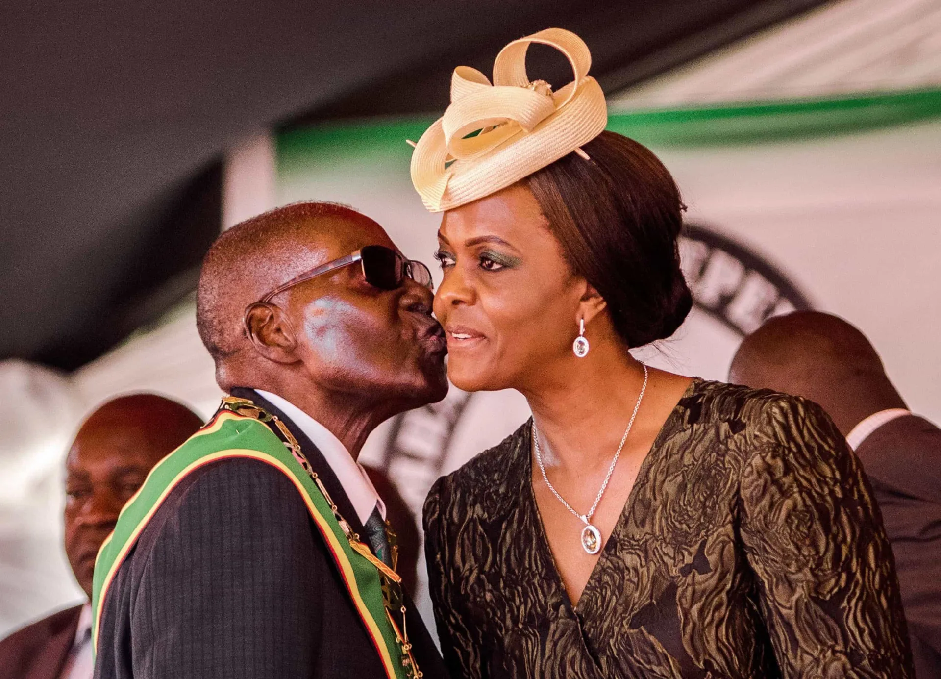 Grace Mugabe, conhecida por seu estilo de vida extravagante e gastos com luxo.