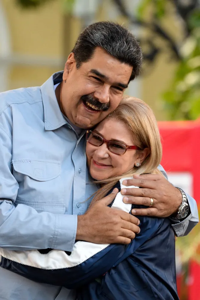 Cilia Flores em um evento político, mostrando sua influência no governo.