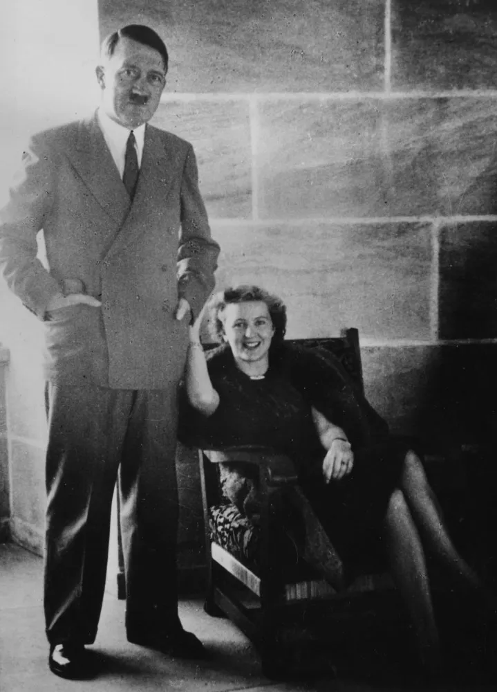 Eva Braun sorrindo em uma foto colorida, mostrando um lado mais descontraído.