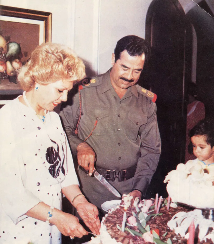 Sajida Khayrallah, primeira esposa de Saddam Hussein, com um visual ocidentalizado.