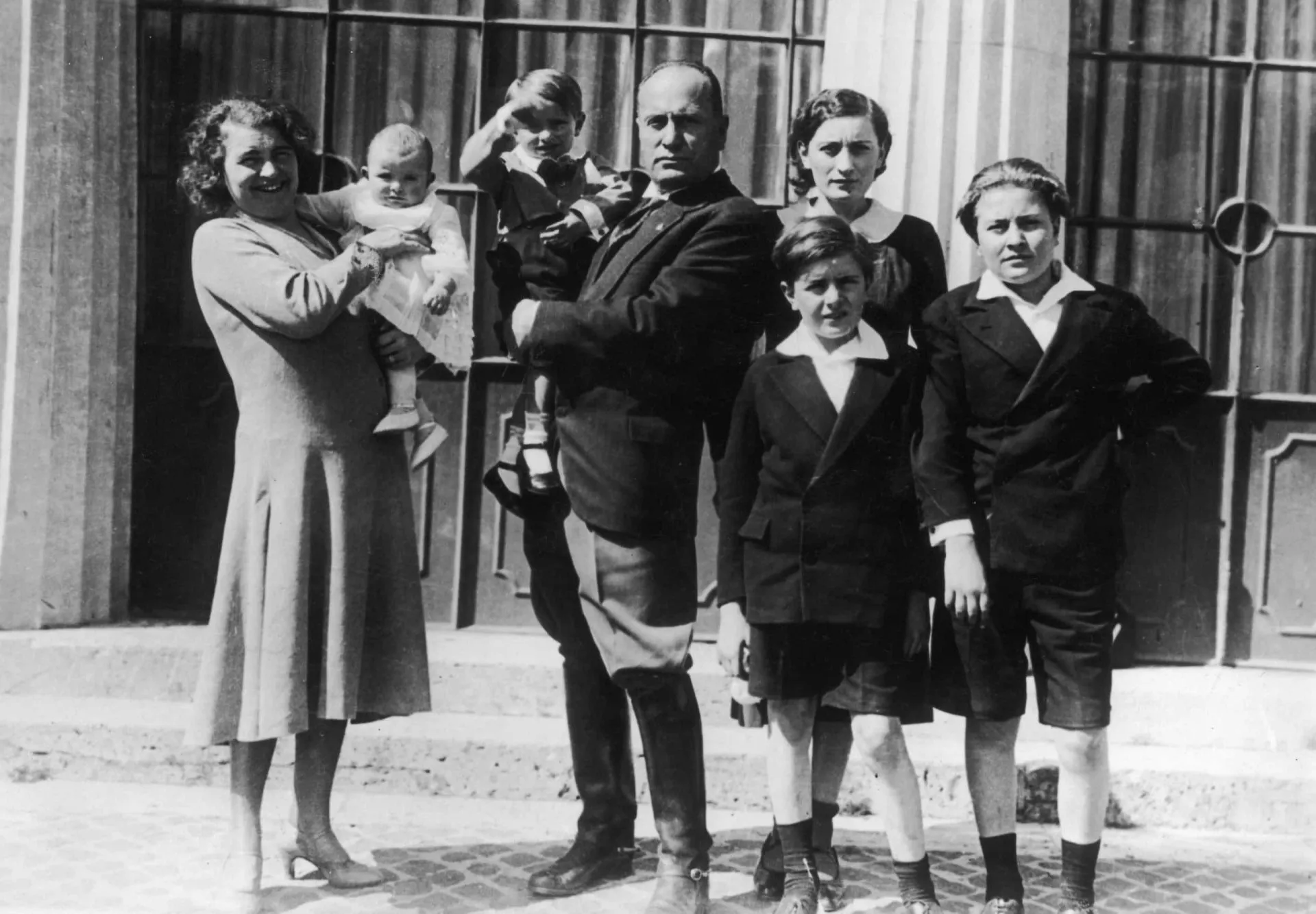 Rachele Mussolini, esposa de Benito Mussolini, em um retrato de família.
