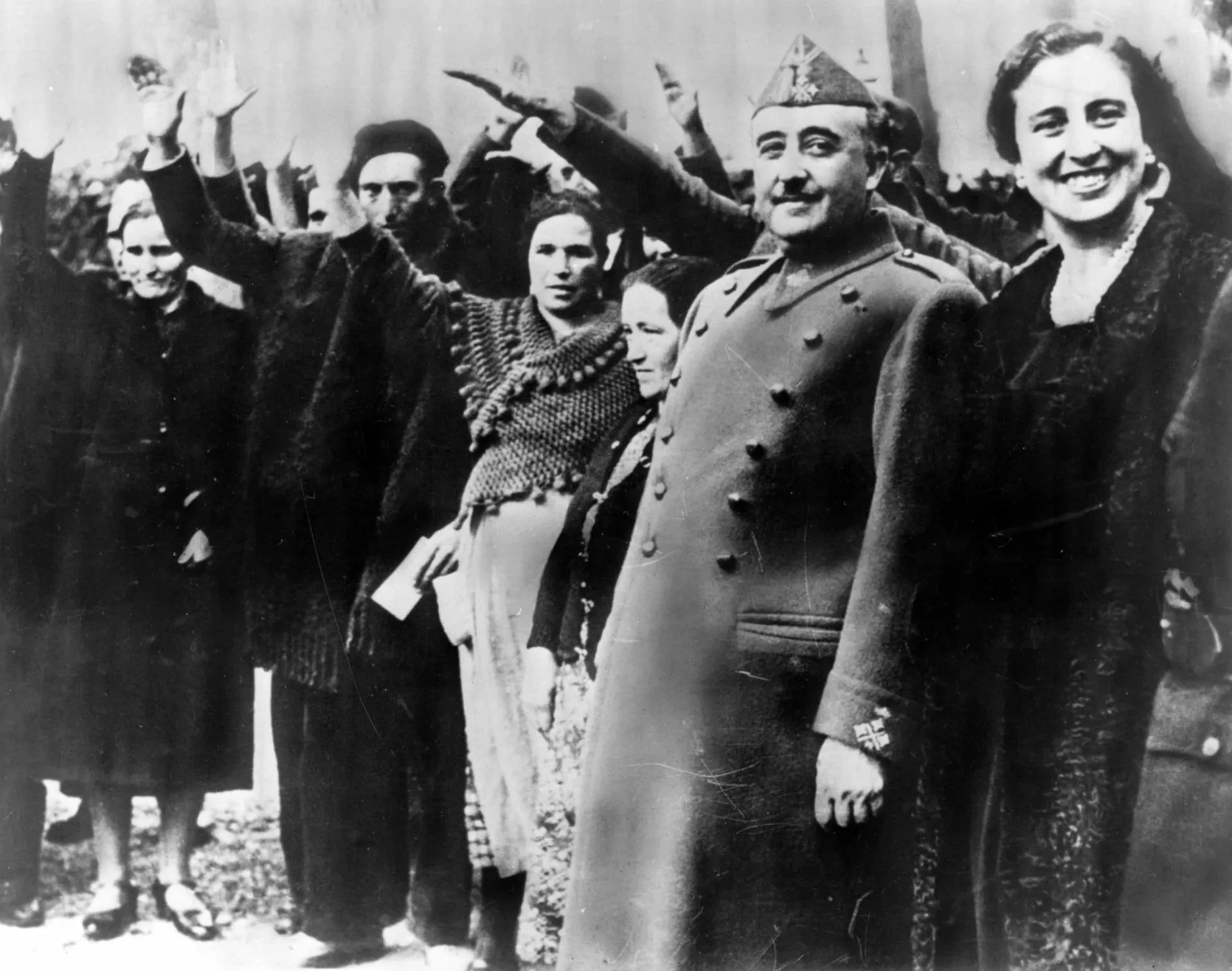 Carmen Polo, esposa do ditador espanhol Francisco Franco, com um semblante sério.