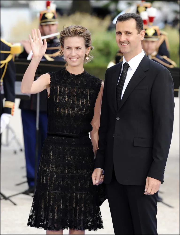 Asma al-Assad com um olhar sério e determinado.
