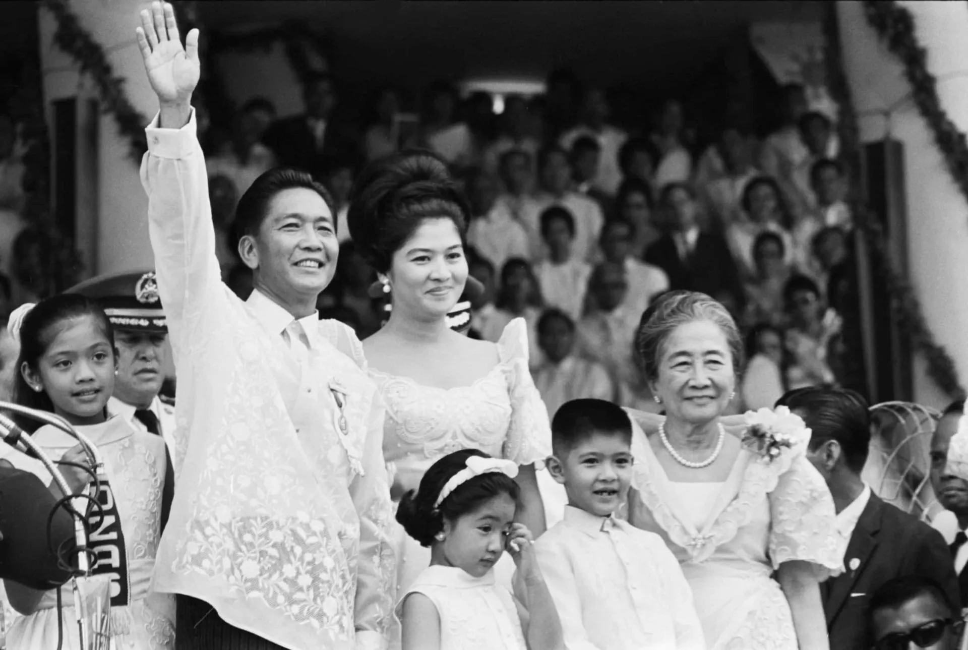 Imelda Marcos, ex-primeira-dama das Filipinas, conhecida por seu estilo extravagante.