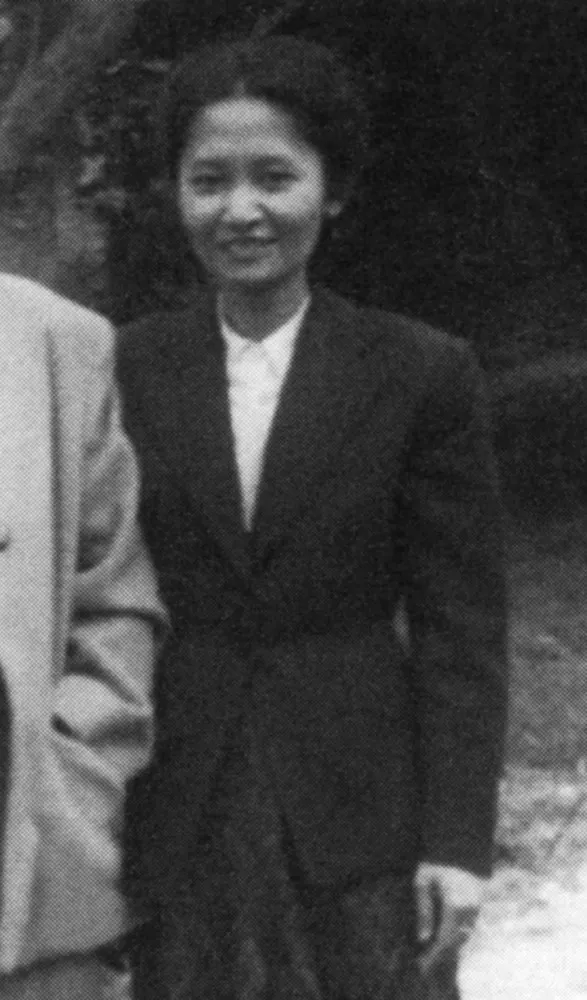 Khieu Ponnary, esposa do ditador cambojano Pol Pot, em uma foto rara.