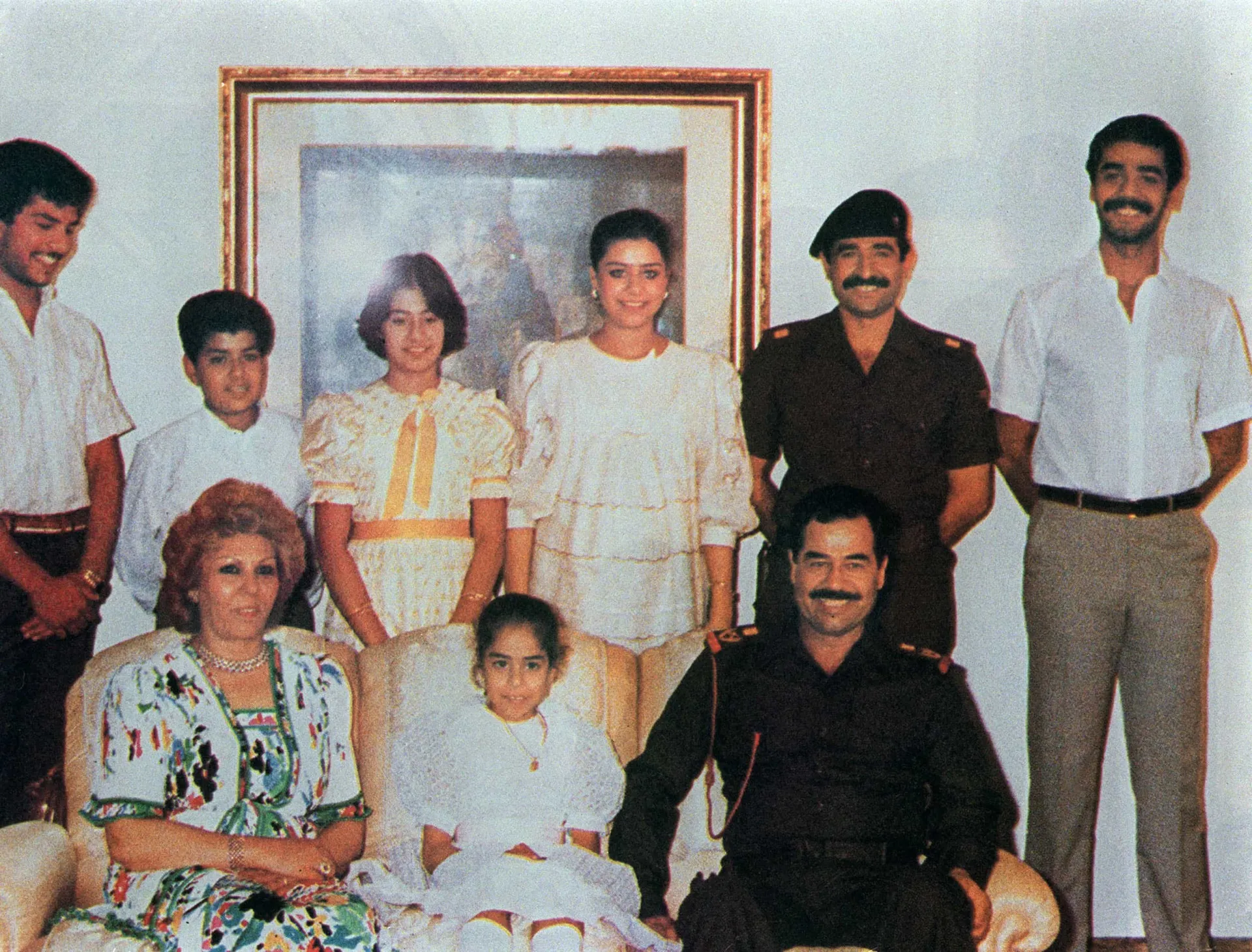 Saddam Hussein ao lado de sua esposa Sajida Khayrallah em um evento oficial.
