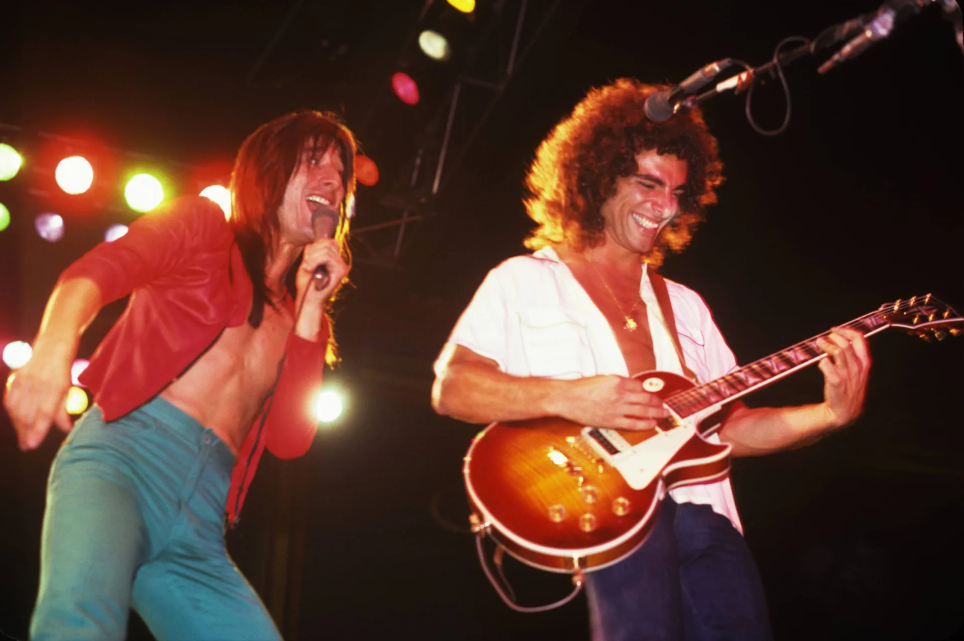 Steve Perry, vocalista do Journey, em uma performance carismática dos anos 80.