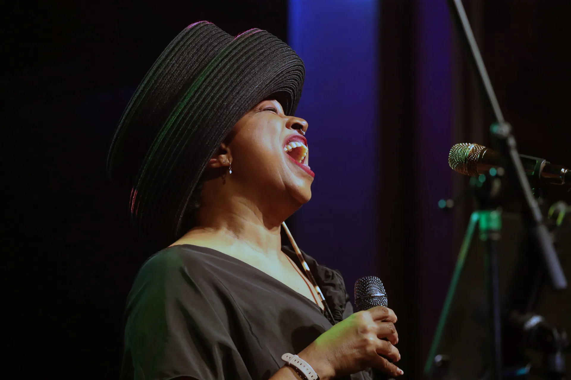 Lisa Fischer, conhecida por seu trabalho como backing vocal de estrelas, cantando como solista.