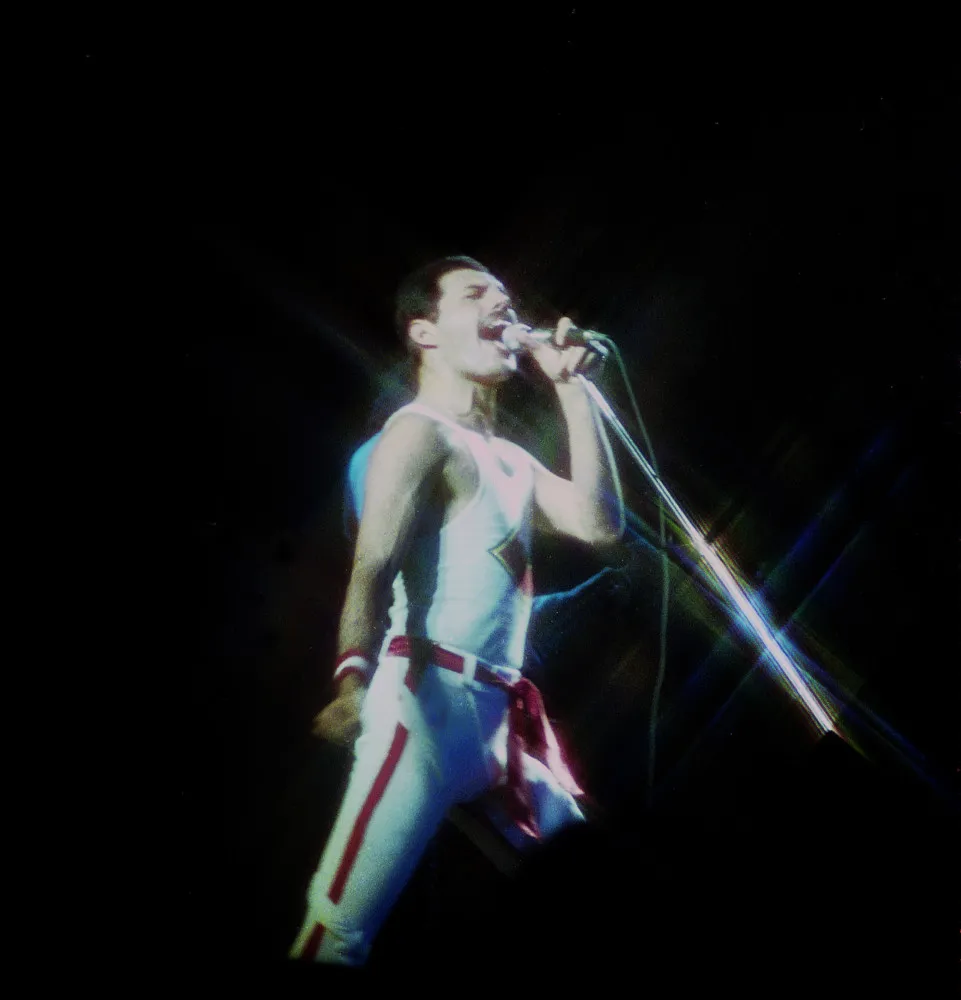Freddie Mercury no palco com o Queen, em uma de suas poses icônicas.
