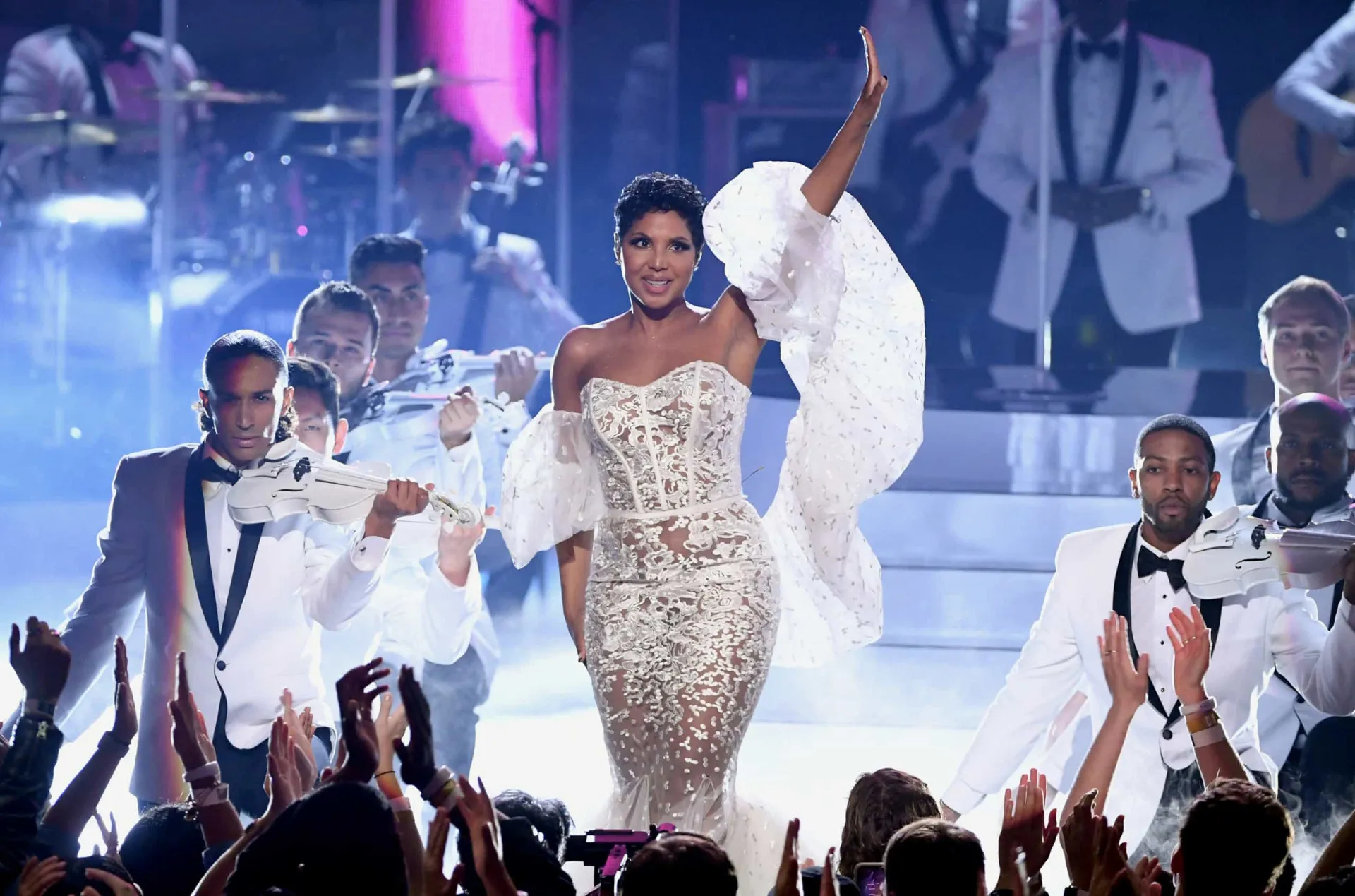 Toni Braxton em uma pose sensual e elegante, refletindo o tom da música.