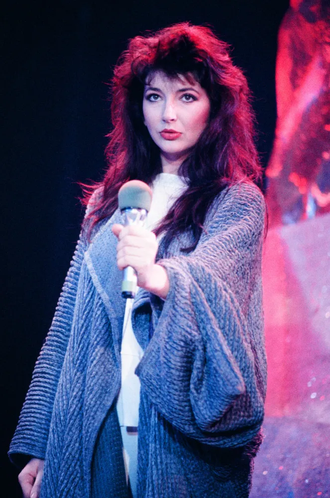 Kate Bush em um retrato dos anos 70, com seu olhar enigmático e expressivo.