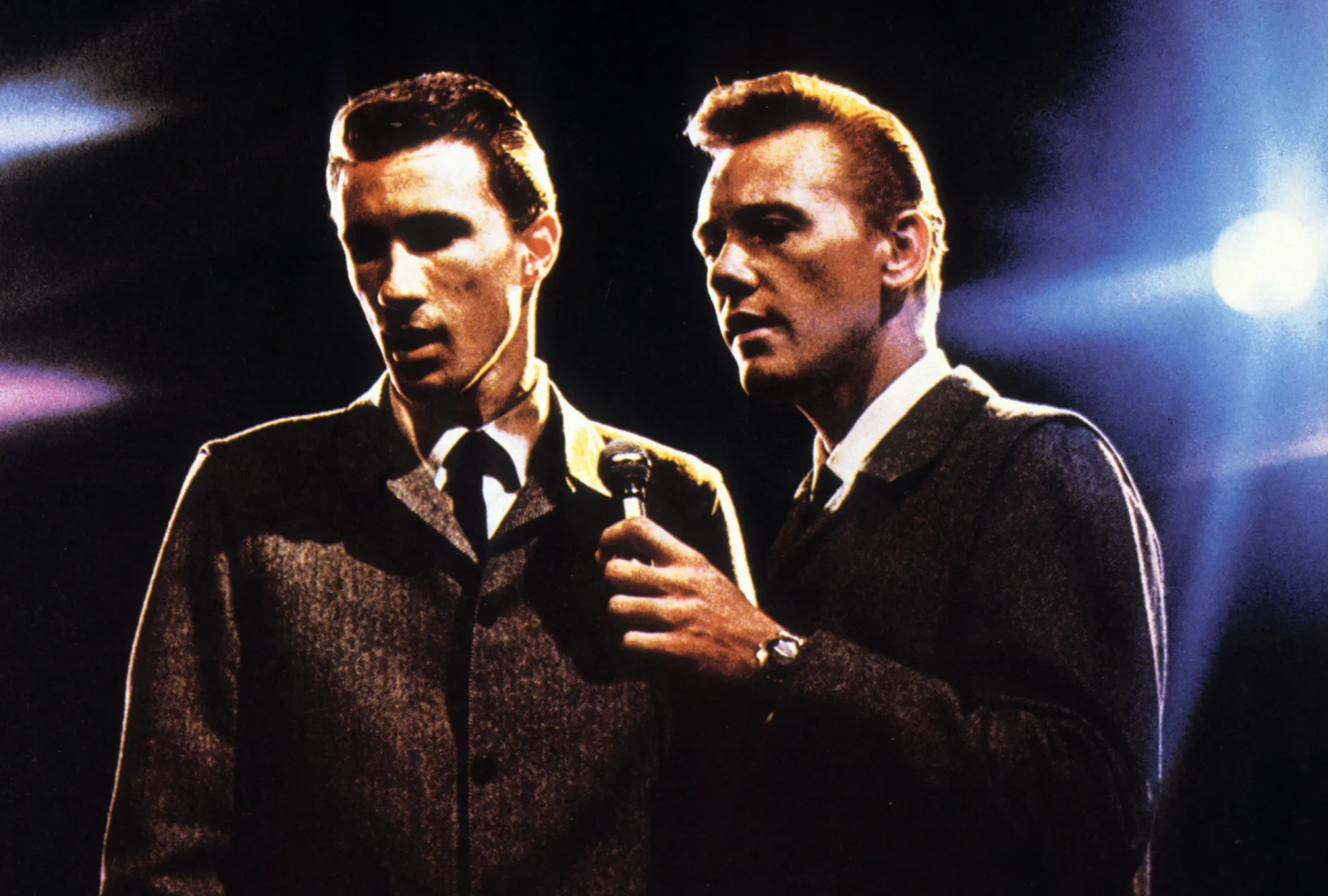 Bobby Hatfield e Bill Medley, do The Righteous Brothers, em uma performance na TV.