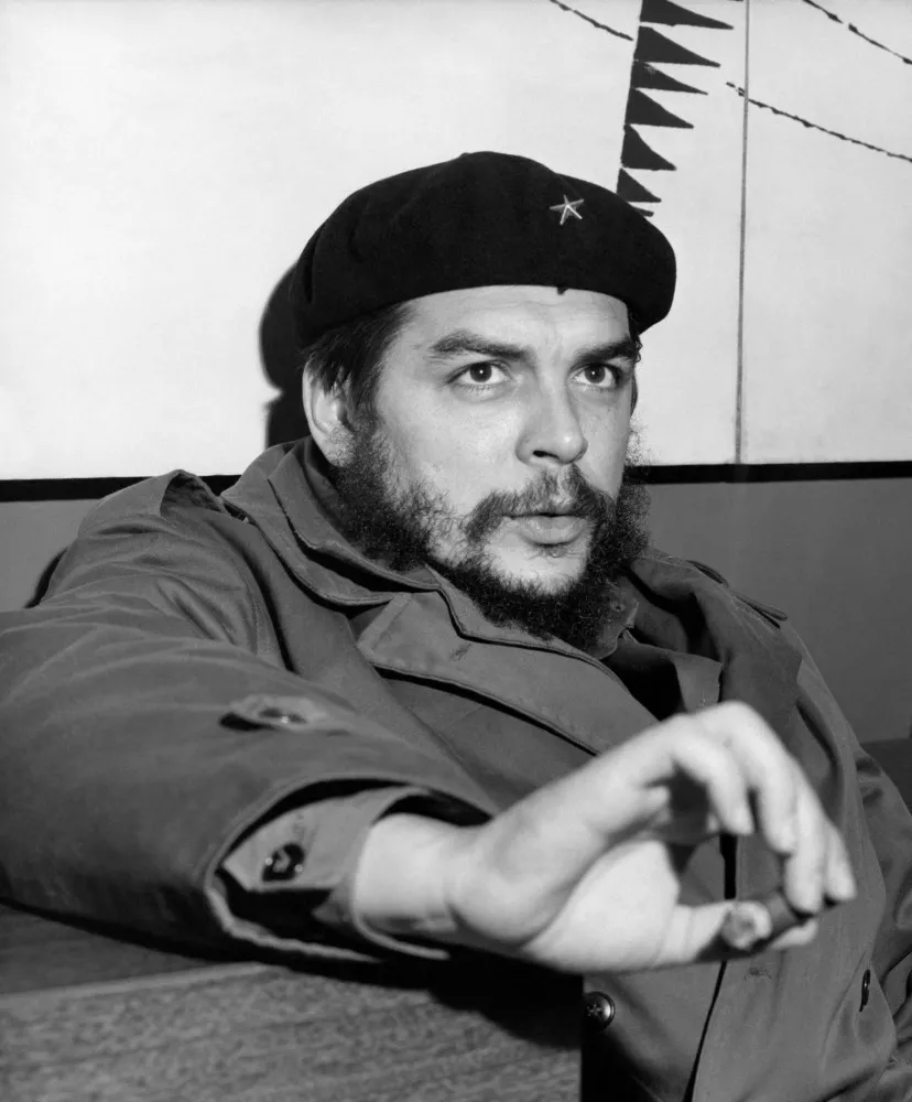 O revolucionário Che Guevara em sua famosa foto, usando uma boina com uma estrela.