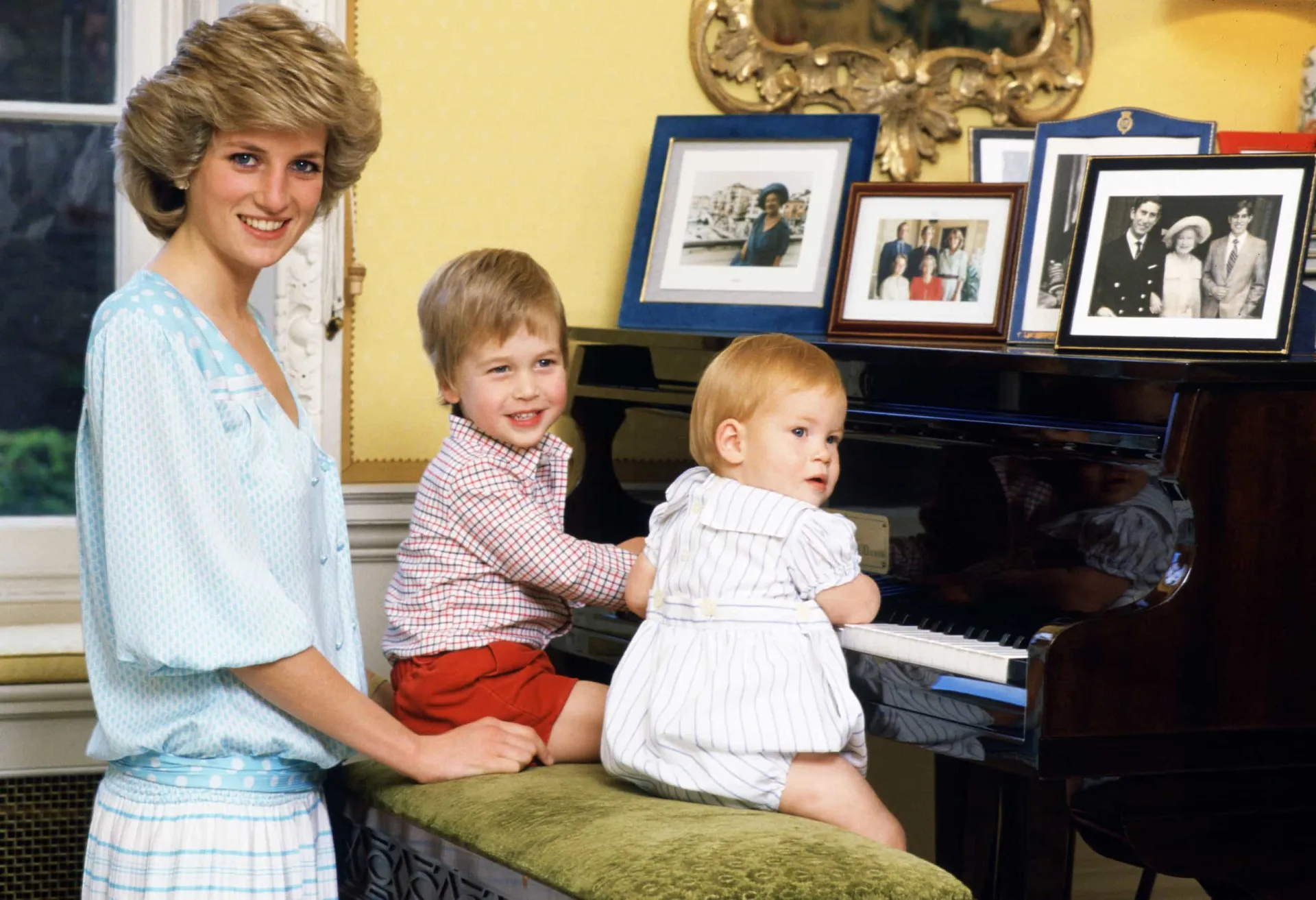 Princesa Diana com um olhar melancólico, usando um de seus chapéus icônicos.
