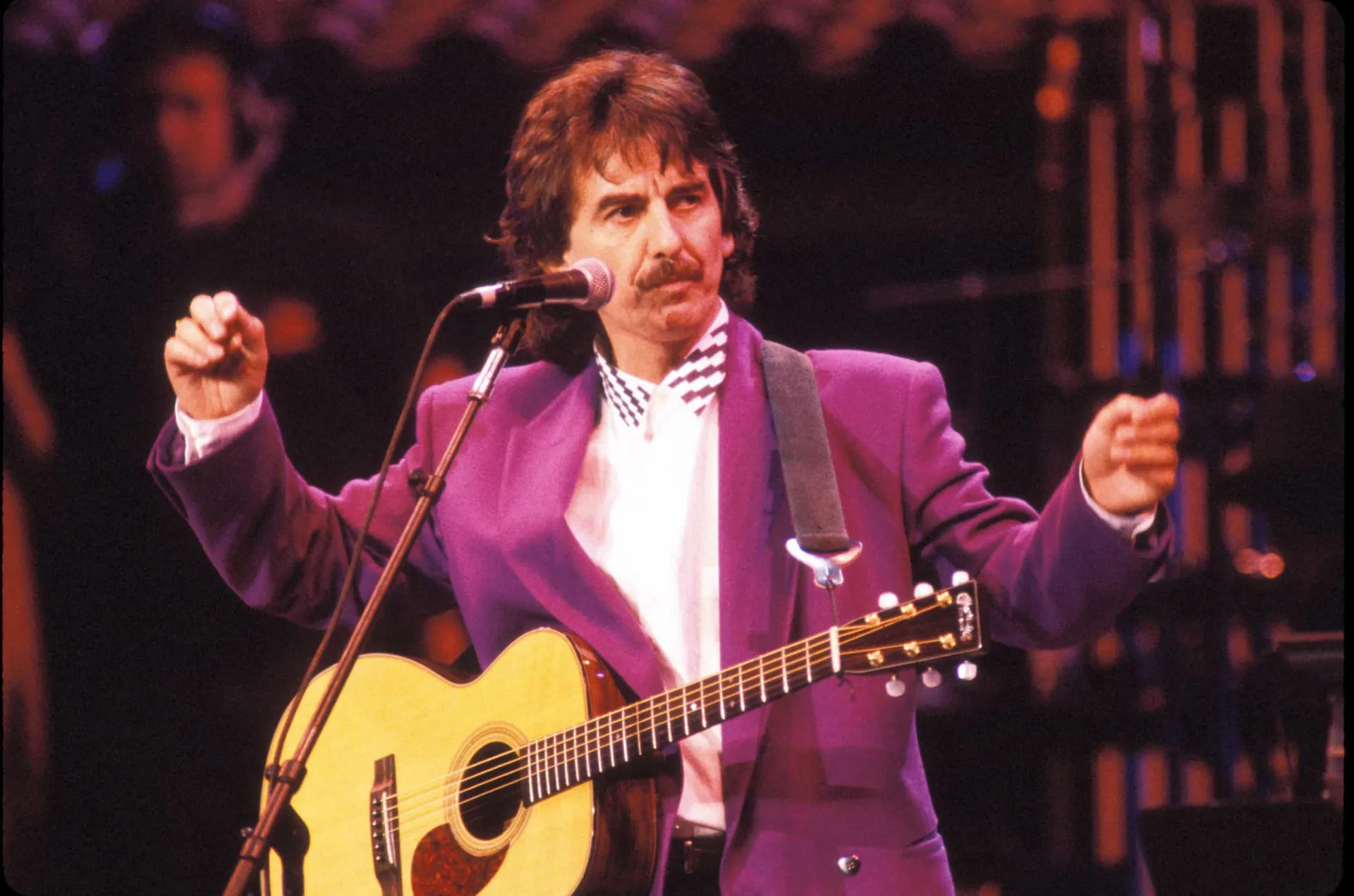 George Harrison, guitarrista dos Beatles, com um olhar sereno e contemplativo.