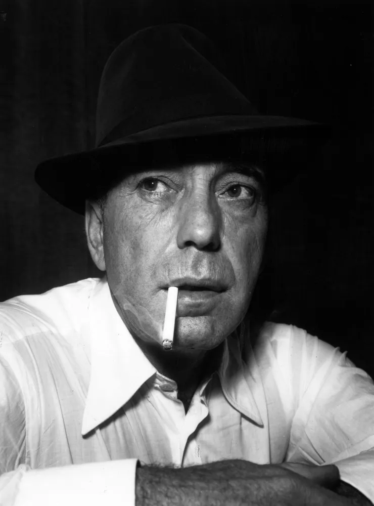 O ator Humphrey Bogart, ícone da era de ouro de Hollywood, com seu olhar marcante.