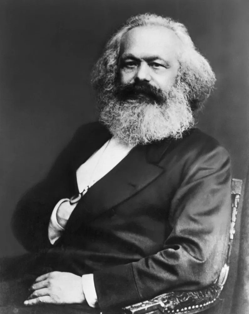Retrato do filósofo alemão Karl Marx, com sua barba volumosa e expressão séria.