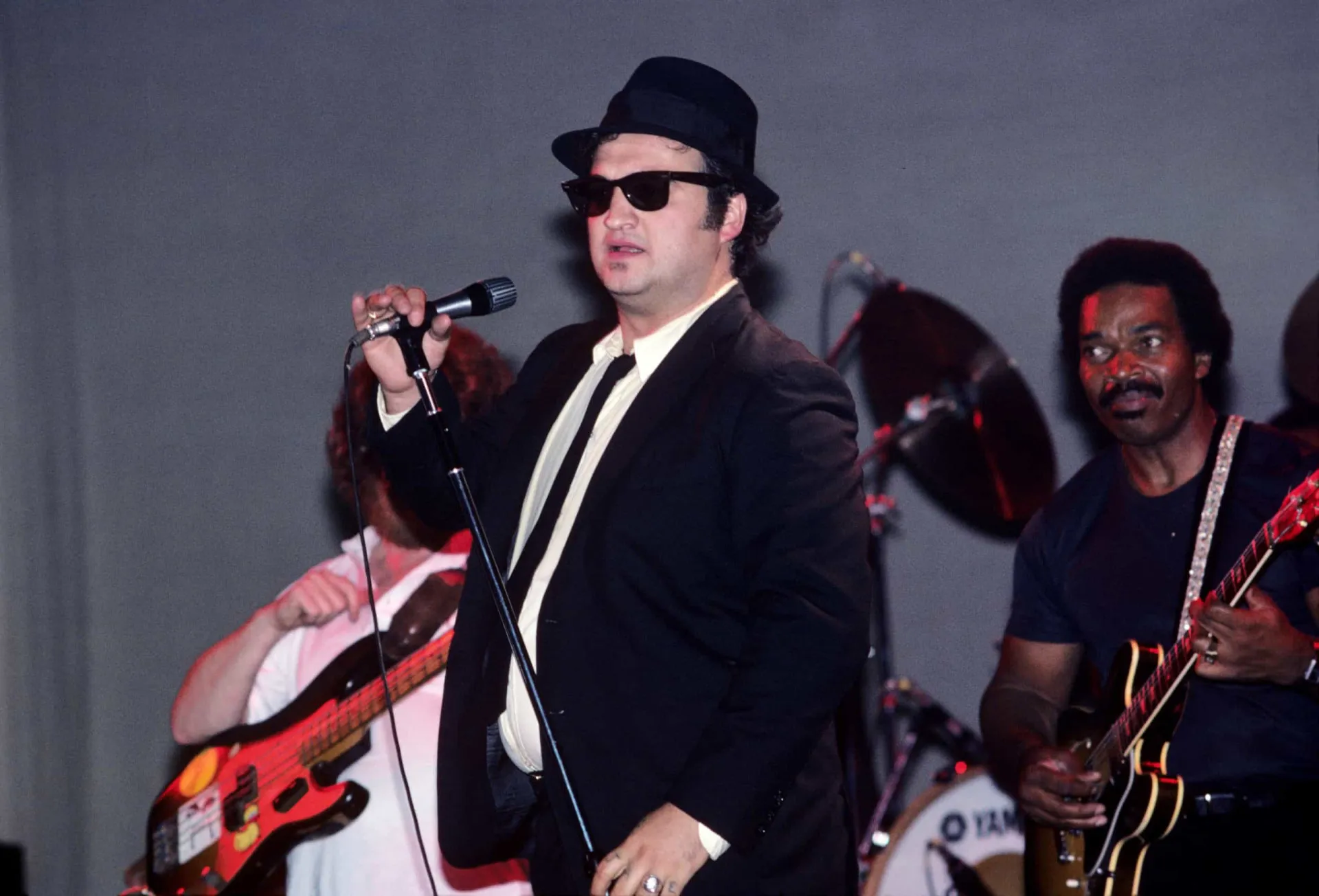 O comediante John Belushi, famoso por 'Os Irmãos Cara de Pau', em uma foto expressiva.
