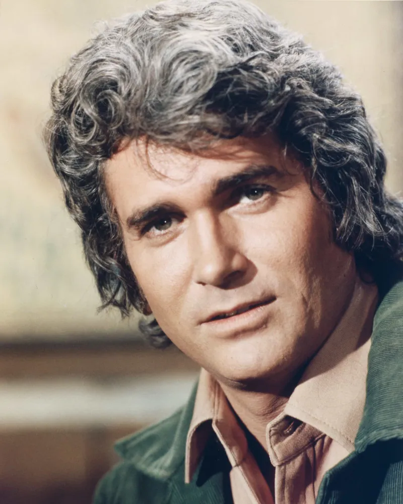 O ator Michael Landon, estrela de 'Os Pioneiros', com seu sorriso carismático.