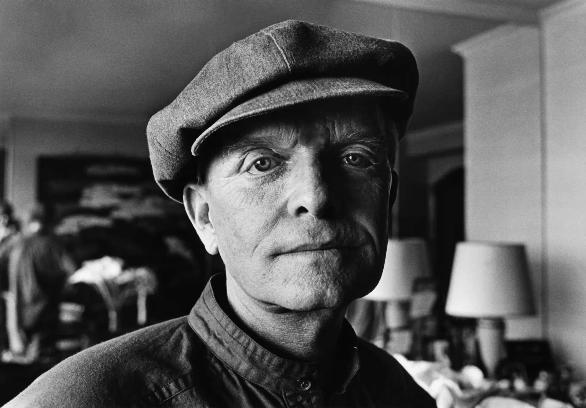 O escritor Truman Capote, autor de 'A Sangue Frio', com seu olhar distinto e chapéu.