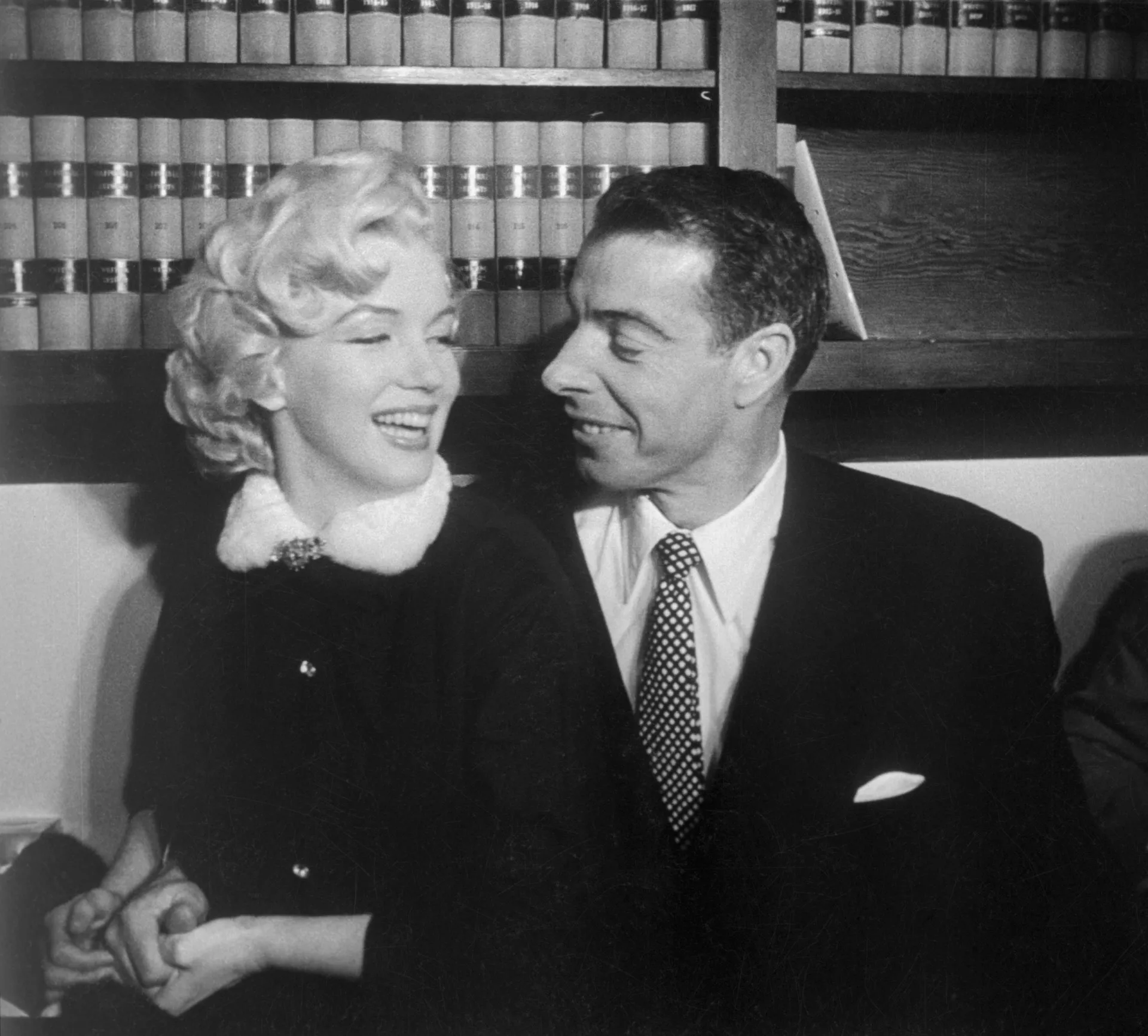 O jogador de beisebol Joe DiMaggio, ex-marido de Marilyn Monroe, em uma foto de época.