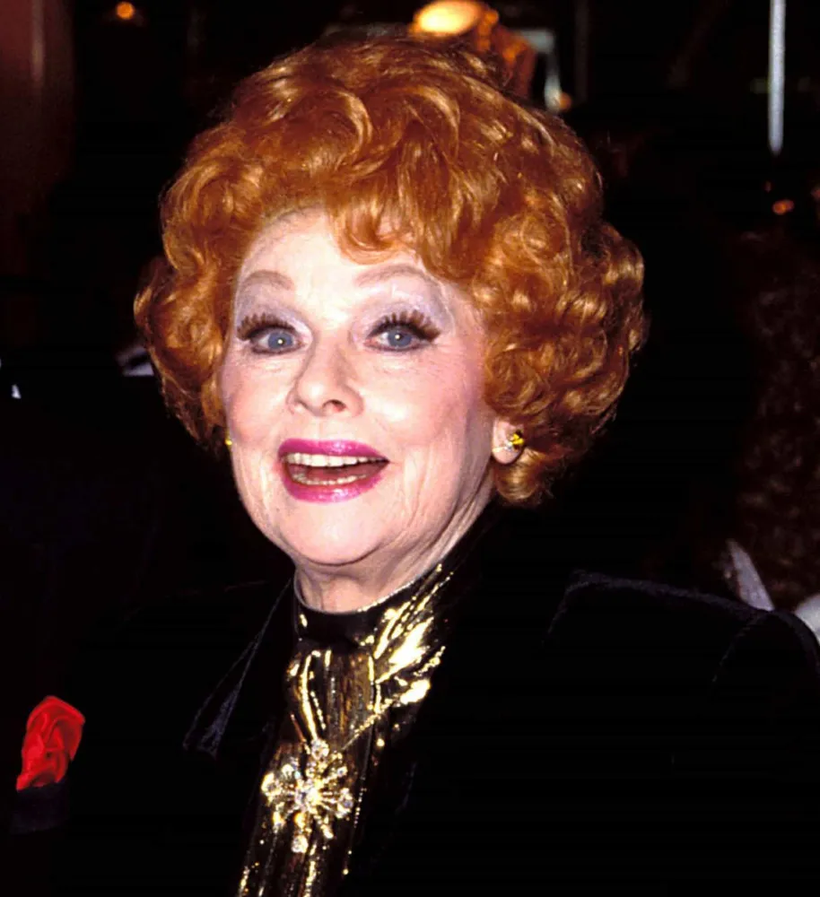 A comediante Lucille Ball com seu cabelo ruivo característico e um sorriso largo e contagiante.